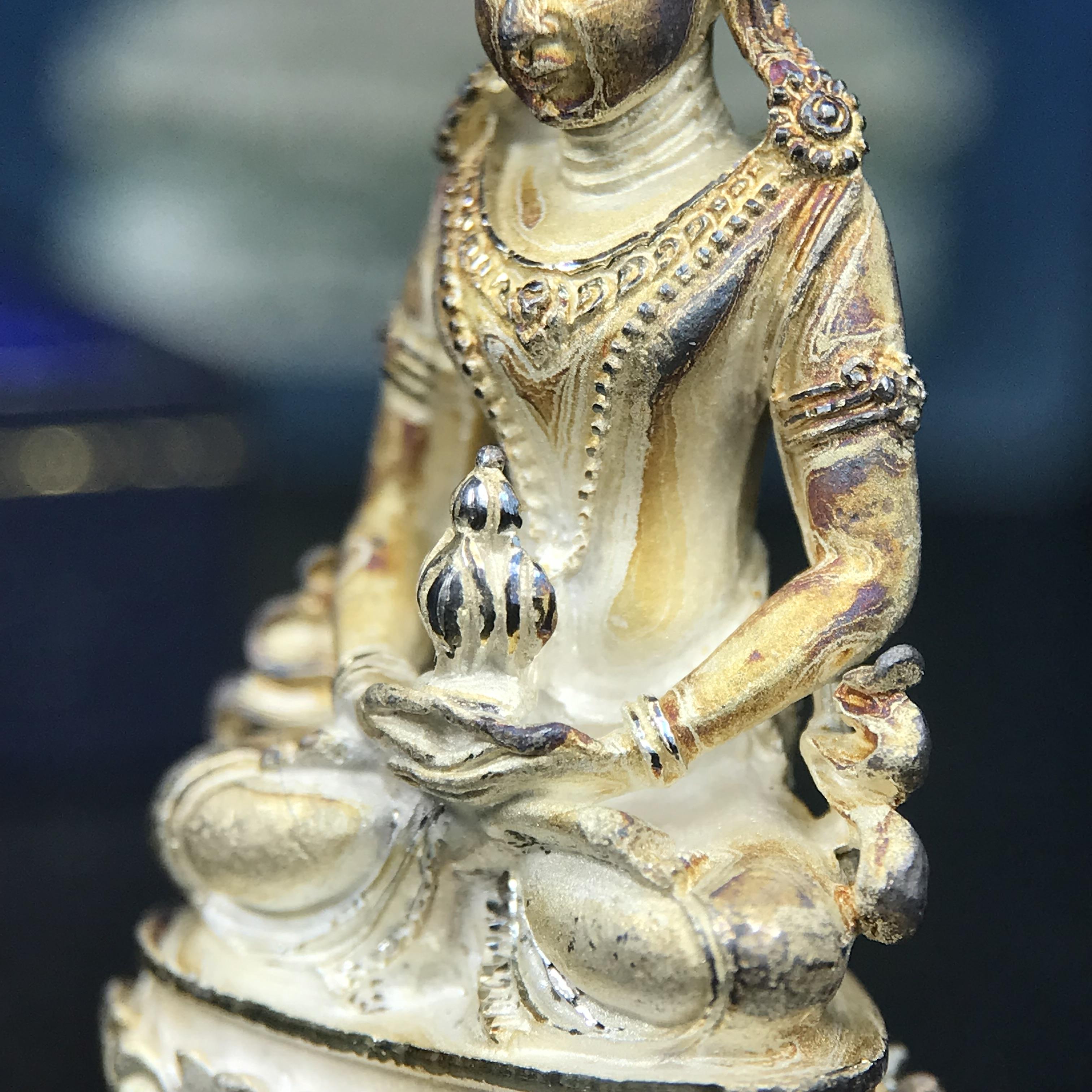 พระกริ่งอวโลกิเตศวร ( เจ้าแม่กวนอิม ) วัดโพธิ์แมนคุณาราม รุ่นอุดมโภคทรัพย์ พ.ศ.2539 เนื้อเงินพ่นทราย(ผิวเดิม ขึ้นสีรุ้งธรรมชาติ แบบนิยม เสน่ห์ของพระเนื้อเงิน) (พร้อมกล่องบรรจุการ์ดใบรับรองเดิมครบ)(อีกหนึ่งรุ่นยอดนิยม พุทธศิลป์สวยงดงาม)หายาก 1 ใน 5000 องค์