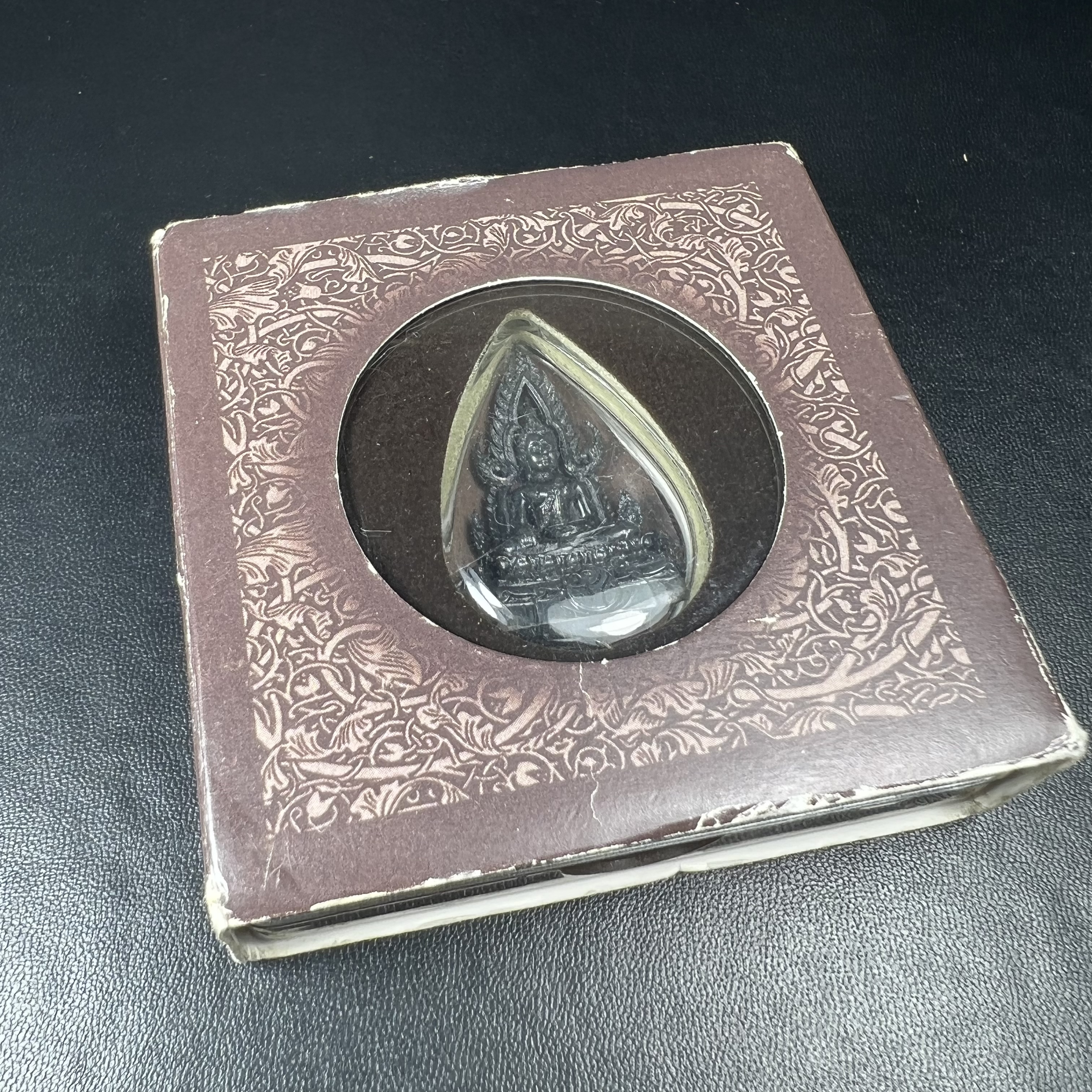 พระพุทธชินราช ภปร. โครงการ "เพราะแผ่นดินนี้ คือ แผ่นดินเกิด" ปี2548(รุ่นแรก) ลอยองค์ หน้าตัก 1/2 นิ้ว เนื้อเงินรมดำ(พุทธศิลป์จำลองเมื่อครั้งลอกทอง ครั้งที่3 เมื่อปี2547 ร้อยปีจะมีสักครั้ง "พระพุทธชินราชองค์ดำ")