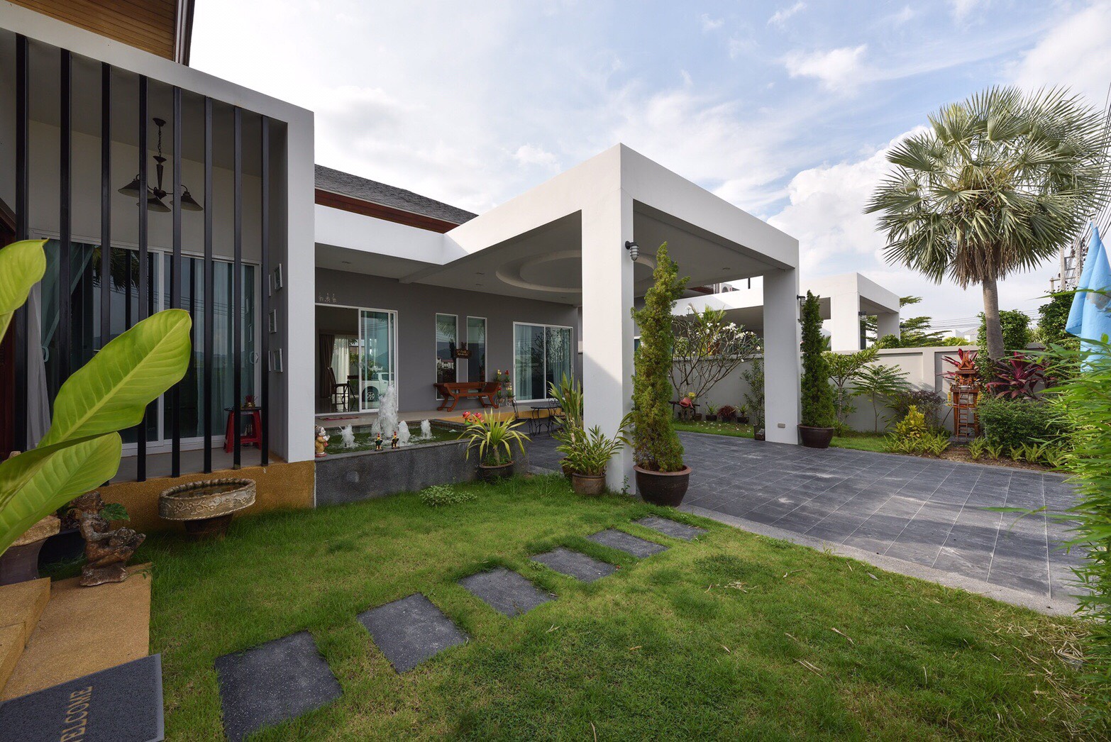 For Sales/Rent : 4 bed room private poool villa tropical modern style locate in Bandon-Cherntalay road.