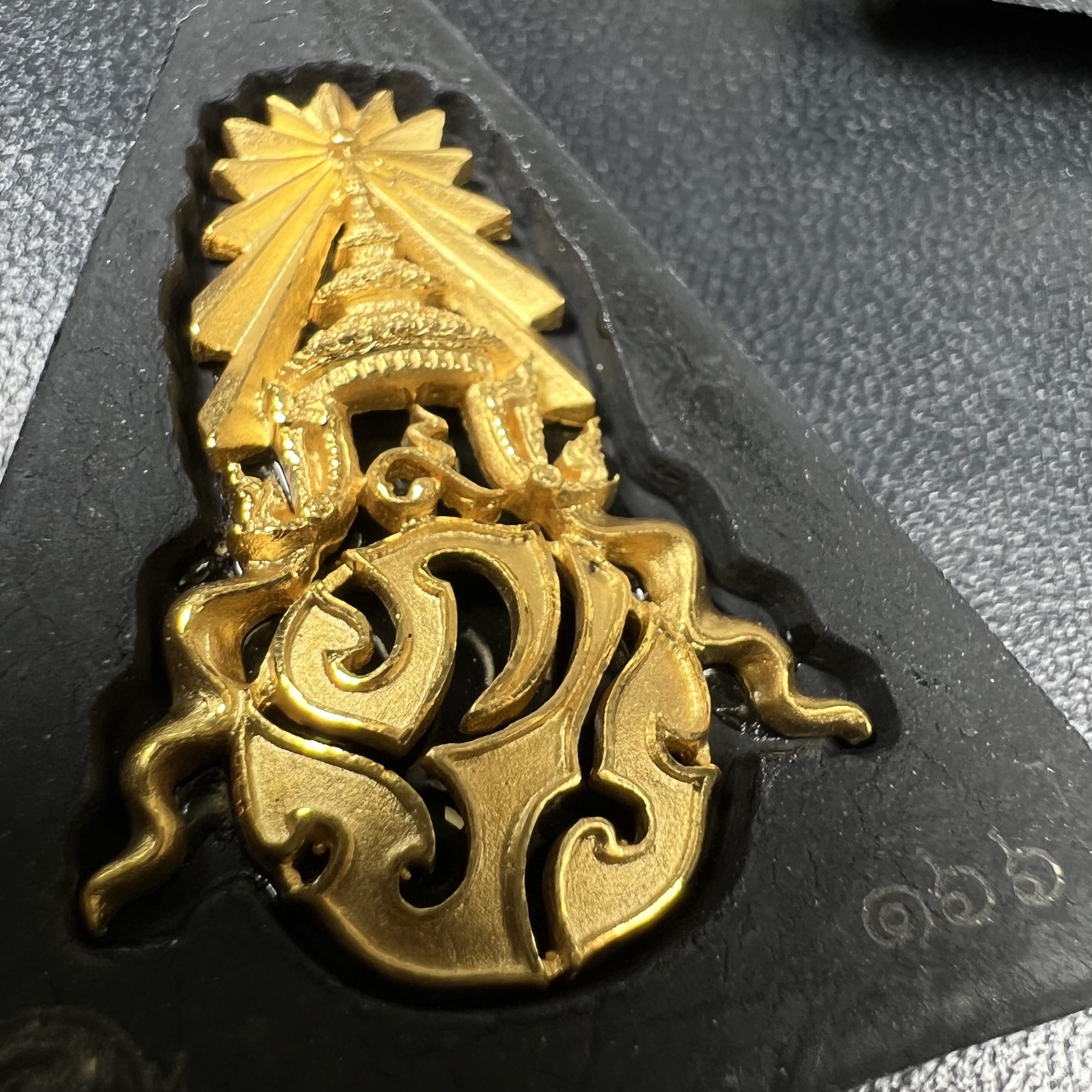 พระพุทธชินราช(จำลอง)ภปร. 84พรรษา เนื้อผงปิดทองด้านหน้า หลัง ภ.ป.ร. เนื้อทองคำ+เนื้อเงินชุบทองคำขาว+เนื้อทองแดง(1ชุด 3องค์)(พระราชทานมวลสาร จิตรลดาและเส้นพระเจ้า(เส้นผม)ในหลวงรัชกาลที่9)พุทธศิลป์ทรงคุณค่าอีกหนึ่งรุ่นยอดนิยม