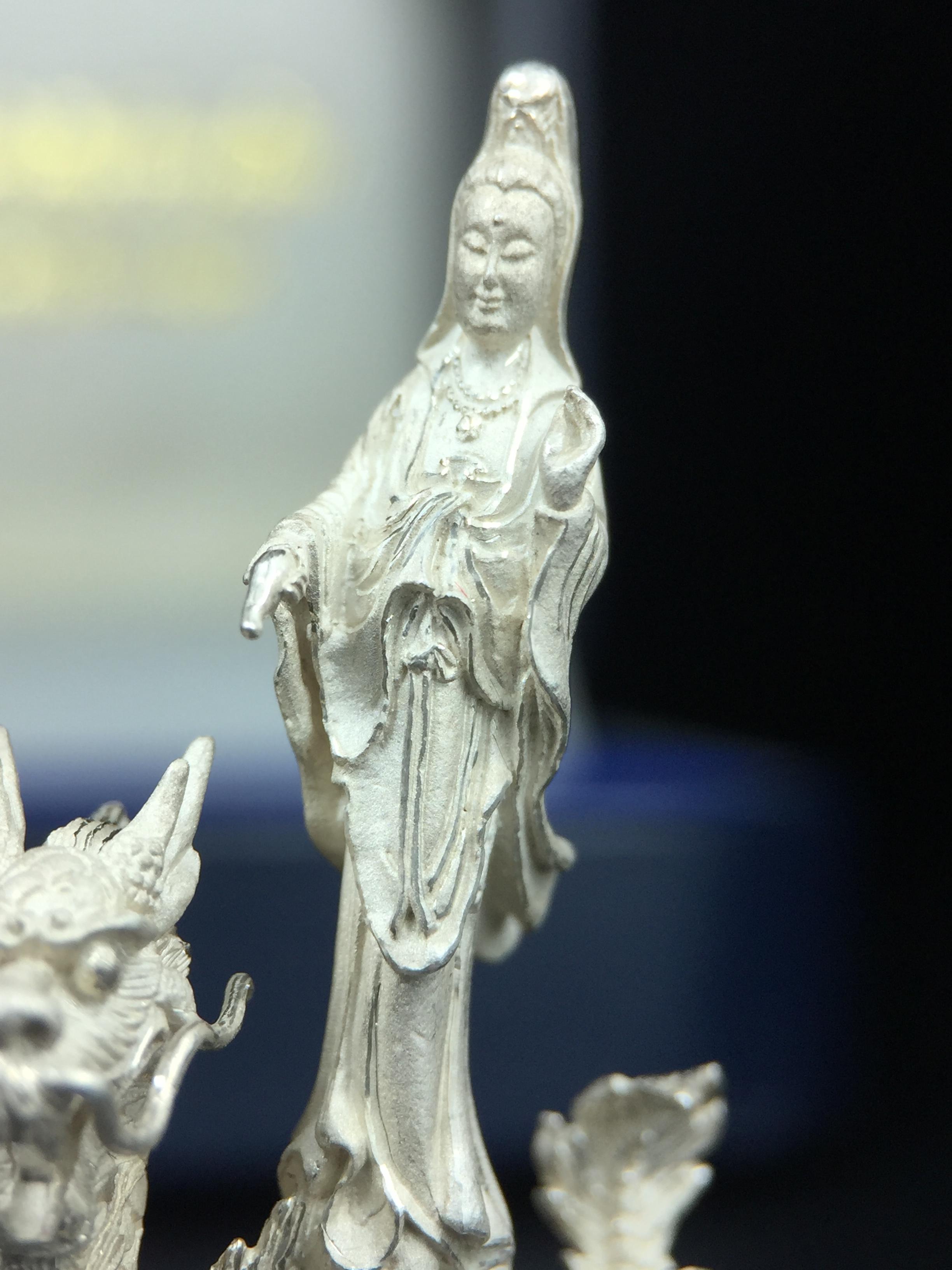 รูปหล่อลอยองค์พระโพธิสัตว์กวนอิม ทรงประทับมังกร จ.ระนอง เนื้อเงิน พิมพ์ใหญ่(สภาพผิว สวยงดงาม ทรงคุณค่า) เฉลิมฉลองในวโรกาสที่พระบาทสมเด็จพระเจ้าอยู่หัวทรงครองสิริราชสมบัติครบ 50 ปี จ.ระนอง พ.ศ.2539