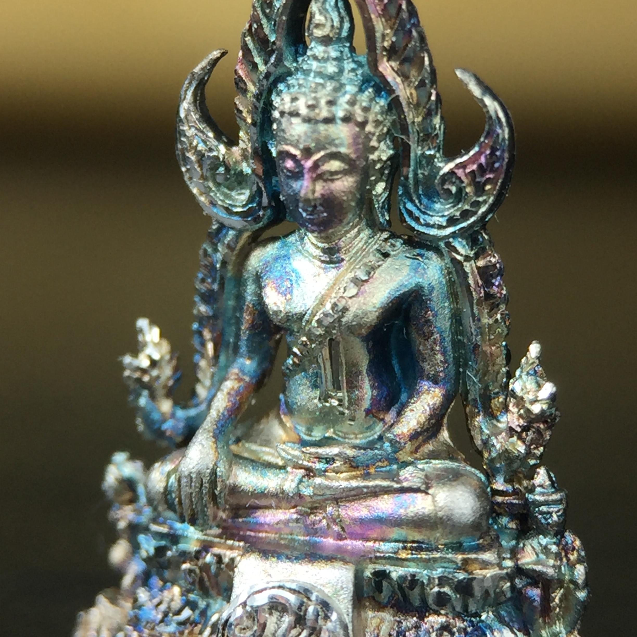 พระพุทธชินราช(จำลอง) ภปร. 84 พรรษา เนื้อเงินชุบทองคำขาว พิมพ์เล็กขนาดหน้าตัก 1/4 นิ้ว (สภาพผิวเดิมสวย ขึ้นสีรุ้งธรรมชาติ แบบนิยม)(พระราชทานมวลสาร จิตรลดาและเส้นพระเจ้า(เส้นผม))พุทธศิลป์ทรงคุณค่าอีกหนึ่งรุ่นยอดนิยม