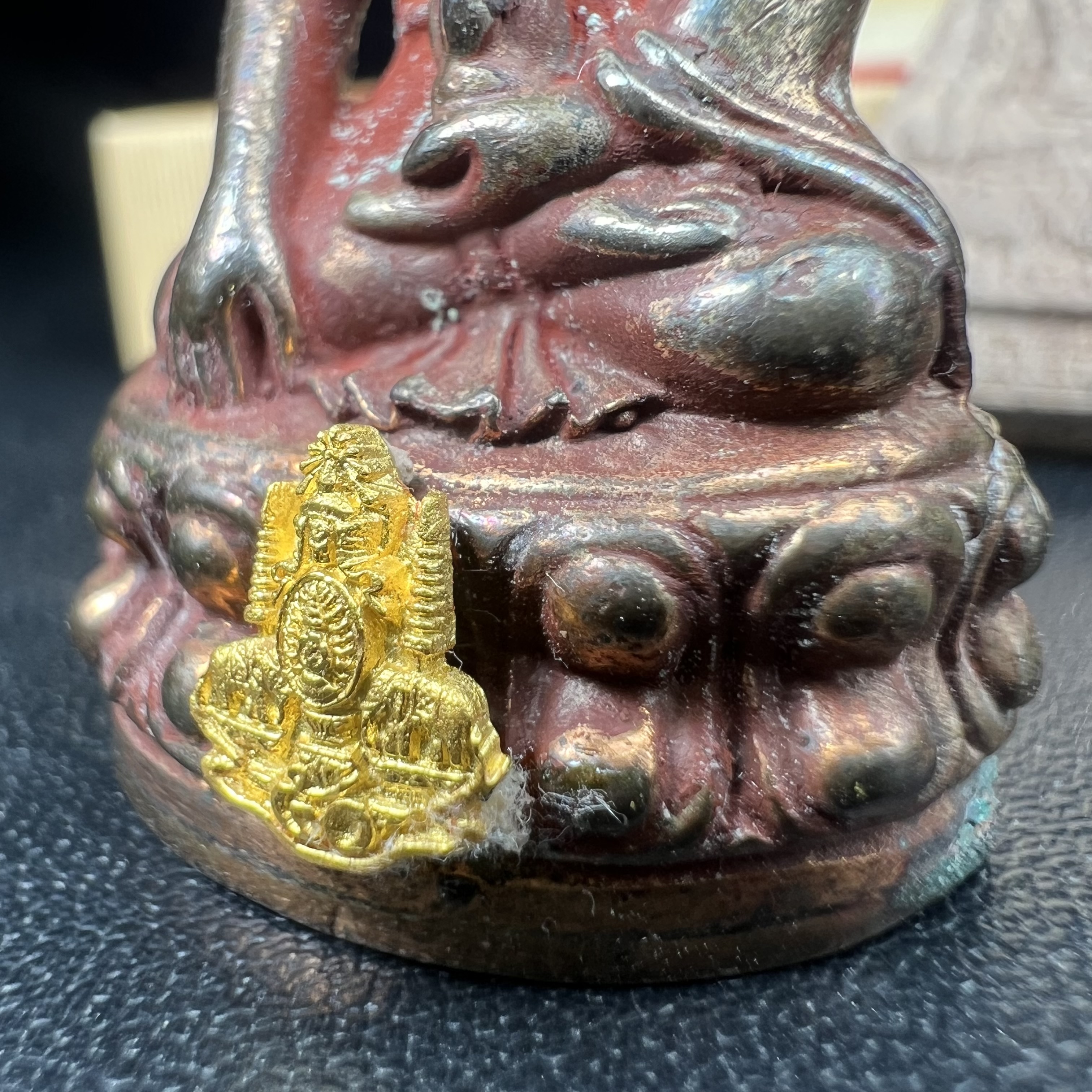 พระกริ่งเจริญโภคทรัพย์ พระพิมพ์จิตรลดา ที่ระลึกโครงการหลวง ปี 2539 ฉลองครองราชสมบัติครบ 50 ปี รัชกาลที่ 9 ตรากาญจนาภิเษกทองคำ(เนื้อทองคำแท้)(ชุดกรรมการหายาก)(สภาพผิวยาขัดแดงๆติดเต็มๆสวยเดิม ผิวแบบนี้พบเจอน้อย))(1ใน1999ชุด)