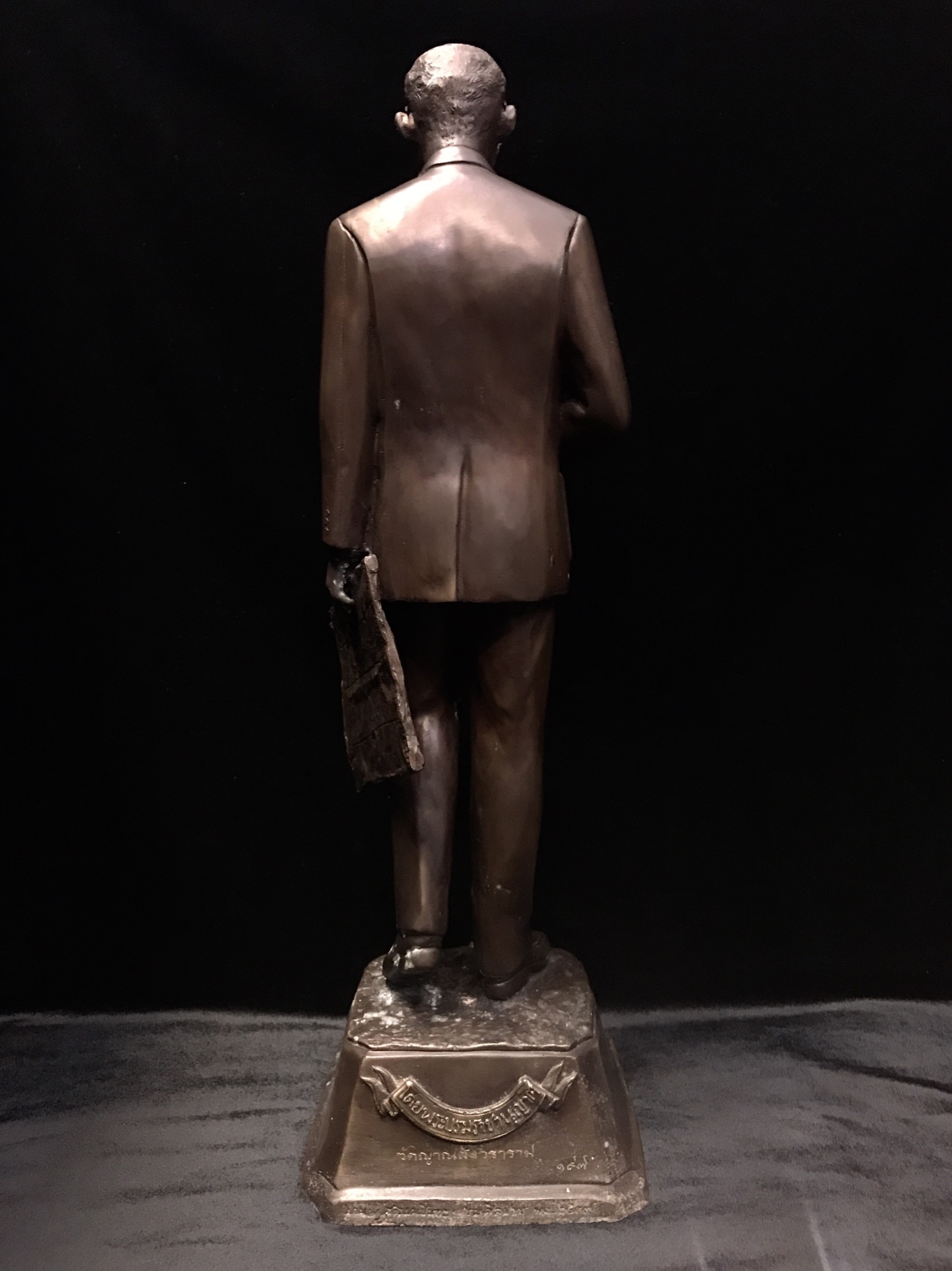 พระบรมรูป รัชกาลที่ 9 แบบทรงงาน(พระทรงเป็นยิ่งกว่ามหากษัตริย์) วัดญาณสังวรวราราม ปี2539 เนื้อโลหะผสมรมดำ ฐานกว้าง 6.5 นิ้ว สูง 22 นิ้ว(1ใน599องค์)