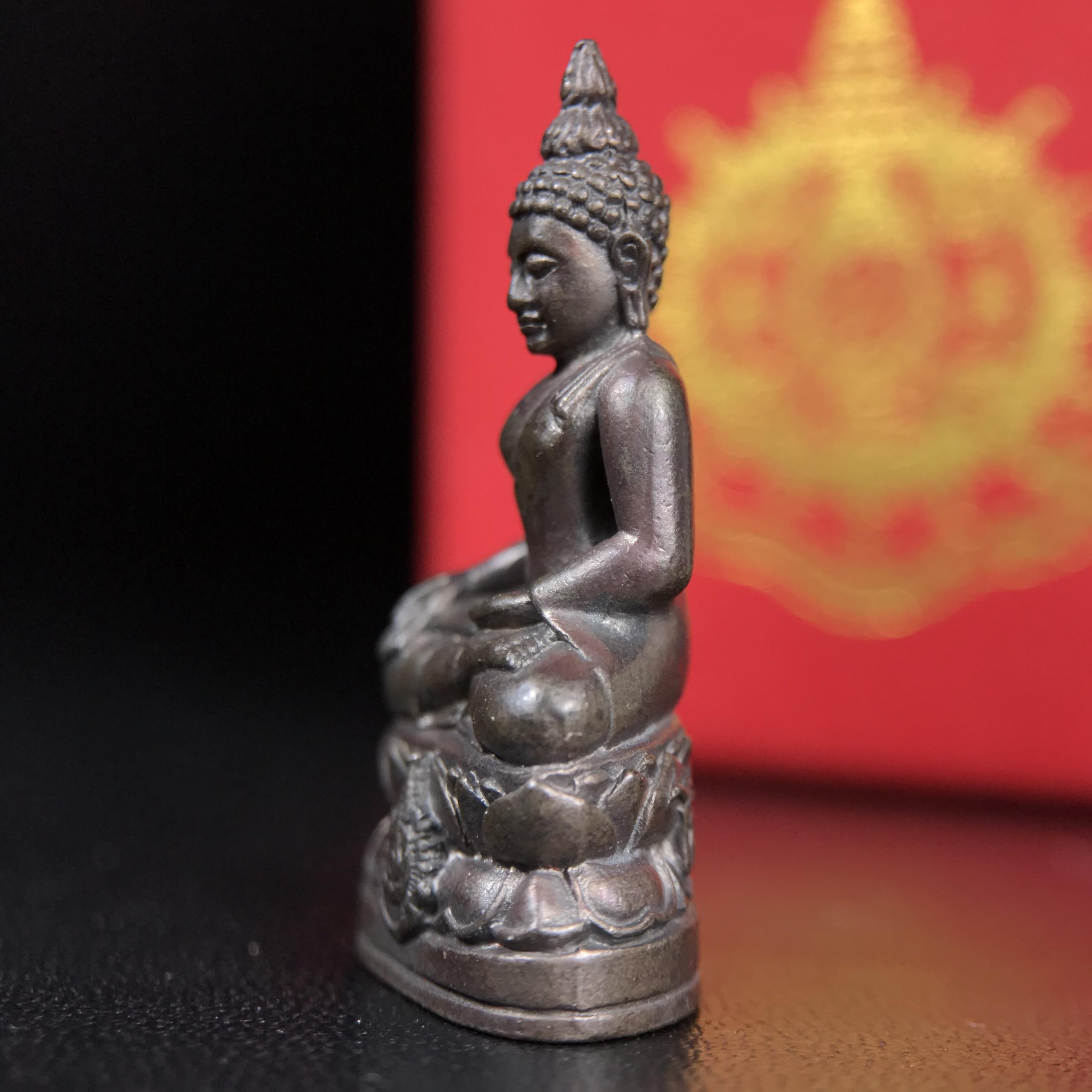 พระกริ่งไพรีพินาศ บรรจุเหล็กไหล ครั้งแรกและครั้งเดียวในประวัติศาสตร์ เฉลิมพระเกียรติ พระบาทสมเด็จพระเจ้าอยู่หัวรัชกาลที่9 พระชนมพรรษา 6 รอบ ปี2542 เนื้อนวโลหะผสมทองคำ(บรรจุเหล็กไหล)ดีนอก-ดีใน พิธีใหญ่ มวลสารเด่น (หายาก)