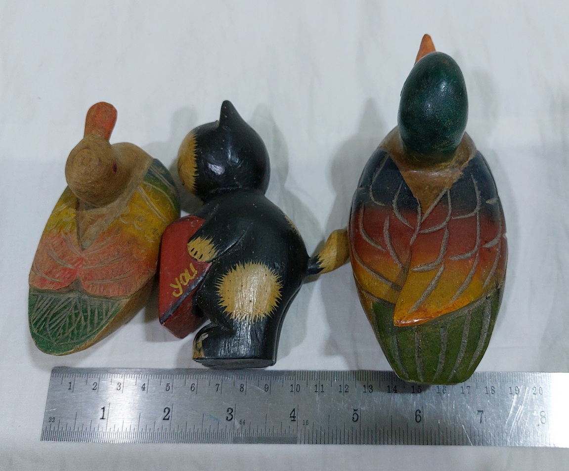 ไม้แกะสลักเล็กๆ ขายรวม3ชิ้น เป็ด2 แมว1 มือสอง ตำหนินิดหน่อย