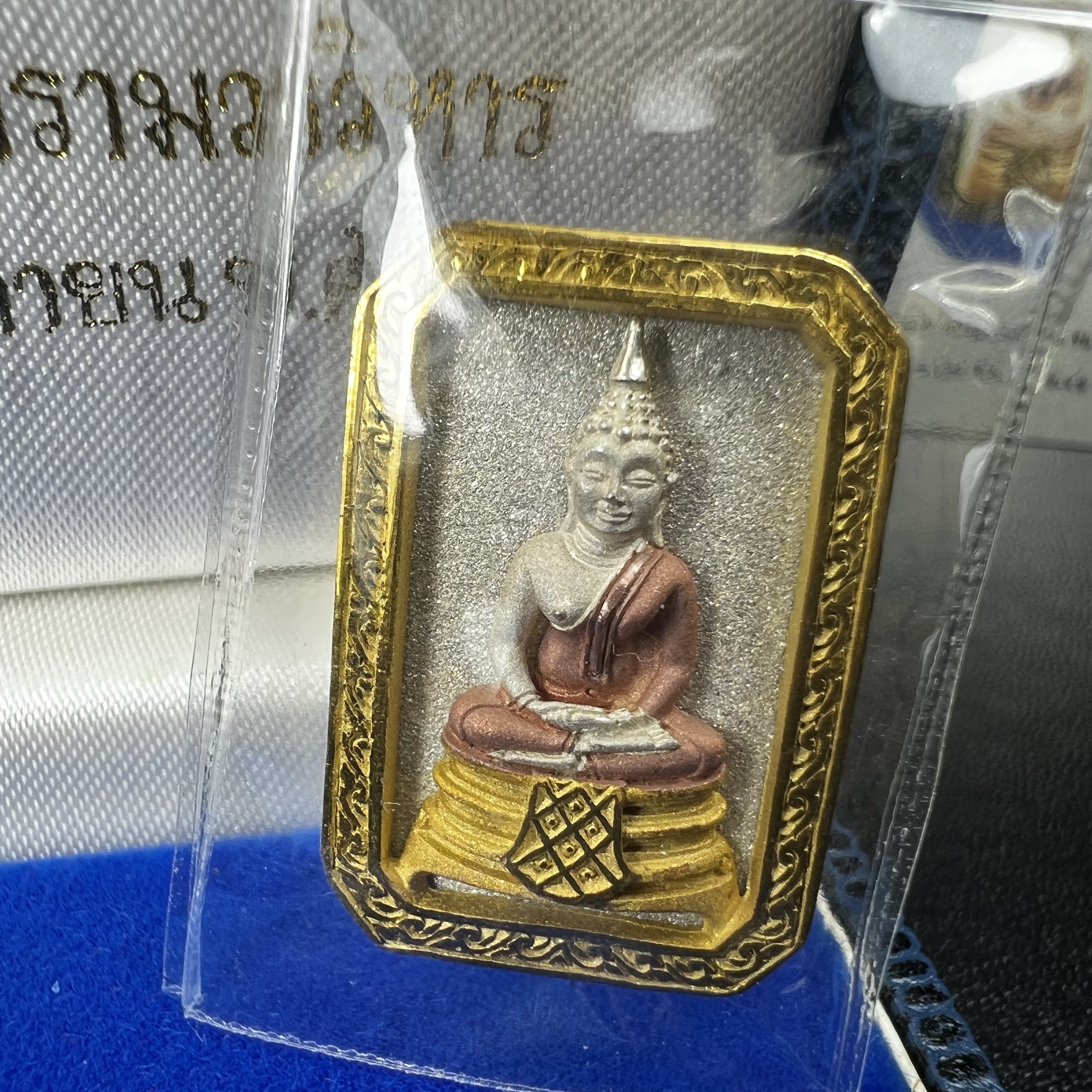 พระพุทธโสธร(หลวงพ่อโสธร) รุ่นสร้างอุโบสถ ปี2539 เนื้อเงินสามกษัตรย์ พิมพ์แปดเหลี่ยม(หายาก) สภาพสวยผิวเดิมซีนซองเดิมกล่องบรรจุการ์ดใบรับรองเดิมครบสมบูรณ์