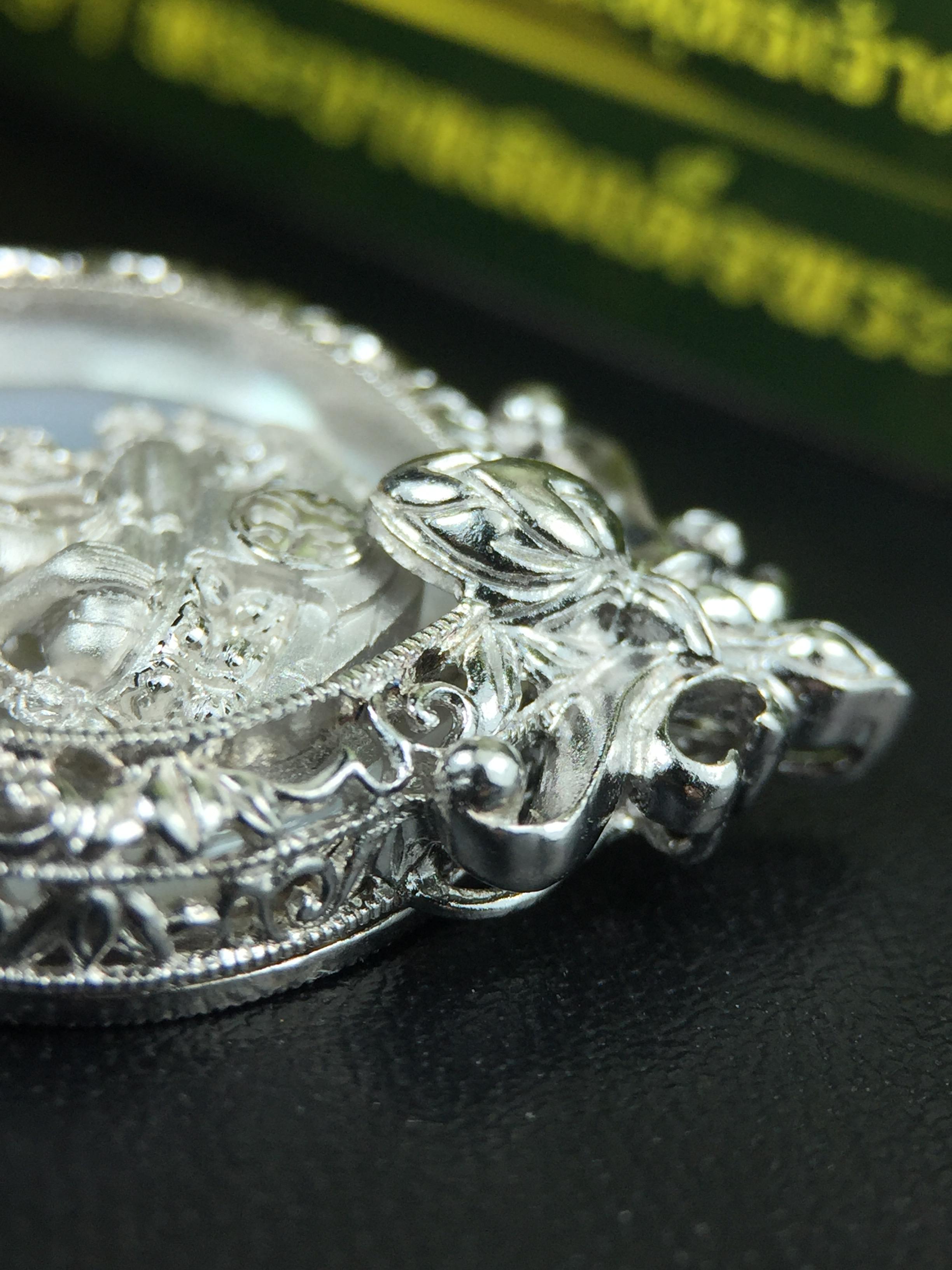 พระพุทธชินราช(จำลอง) ภปร. 84 พรรษา ทรงหยดน้ำ เนื้อเงินชุบทองคำขาว ขนาด 20*36 มม. (พระราชทานมวลสาร จิตรลดาและเส้นพระเจ้า(เส้นผม)รัชกาลที่9)พุทธศิลป์ทรงคุณค่าอีกหนึ่งรุ่นยอดนิยม งดงาม ทรงคุณค่า หายาก