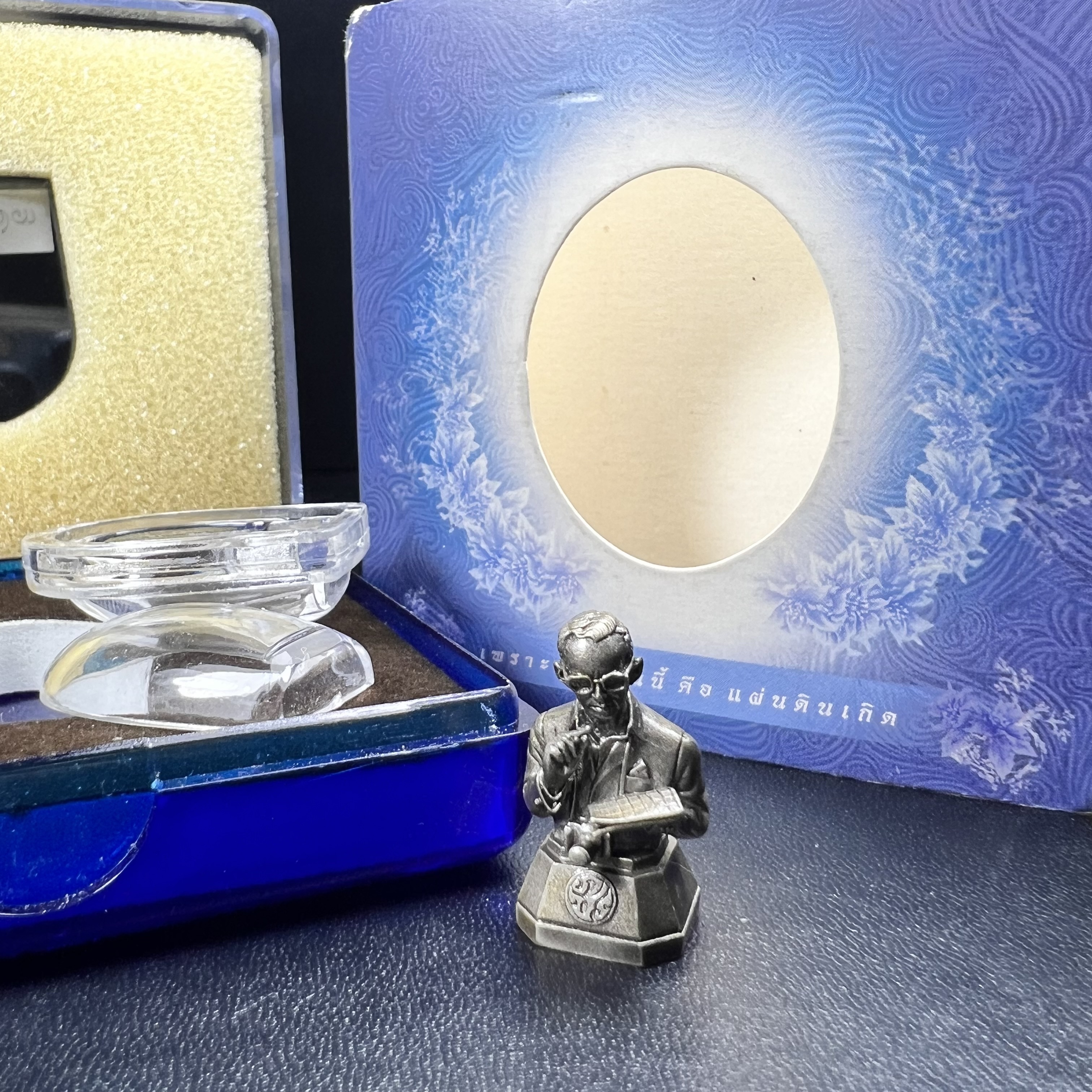 พระบรมรูปพระบาทสมเด็จพระเจ้าอยู่หัวรัชกาลที่ 9(ทรงงาน) ภปร. รุ่นเพราะแผ่นดินนี้คือแผ่นดินเกิด ปี 2551 ขนาดสูง 1 นิ้ว เนื้อบรอนซ์ชุบเงินรมดำ(ด้านหน้า ฐานพระบรมรูปฯ ประดิษฐานอักษรพระปรมาภิไธย ภ.ป.ร.)นิยมหายาก***รุ่นตรา ภปร. พบเจอน้อยมาก****