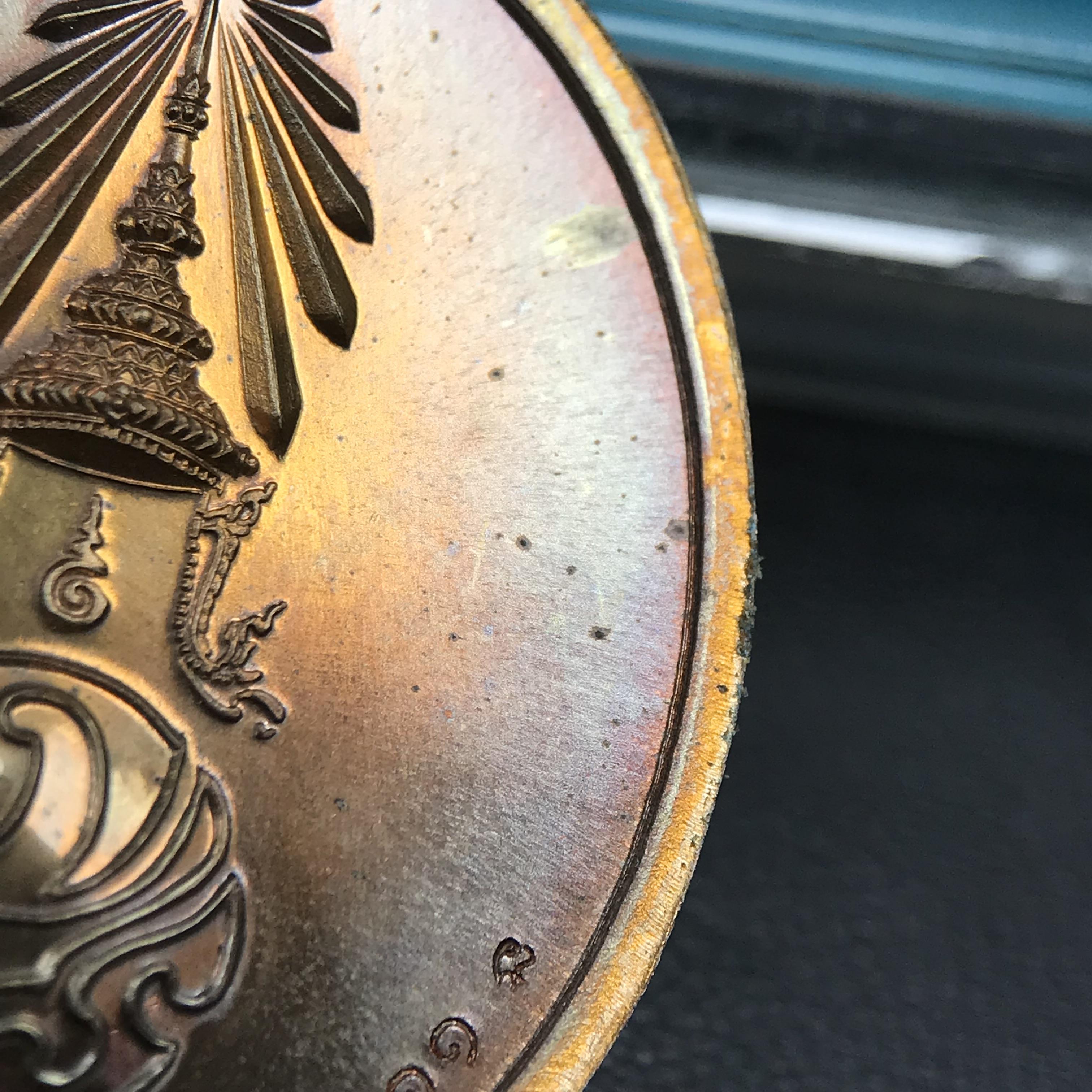 พระพุทธนวราชบพิตร ภปร. ที่ระลึก 7รอบ 84พรรษา ในหลวงรัชกาลที่ 9 วัดตรีทศเทพ จัดสร้าง พ.ศ. 2554 เหรียญเนื้อนวโลหะสภาพสวยกล่องเดิมครบ ตอกโค๊ตและหมายเลข ๓๑๑ (1 ใน 999 เหรียญ)หายากพบเจอน้อยมาก***นิมิตหมายแห่งคุณพระรัตนตรัย และความผูกพันระหว่างพระมหากษัตริย์กับ