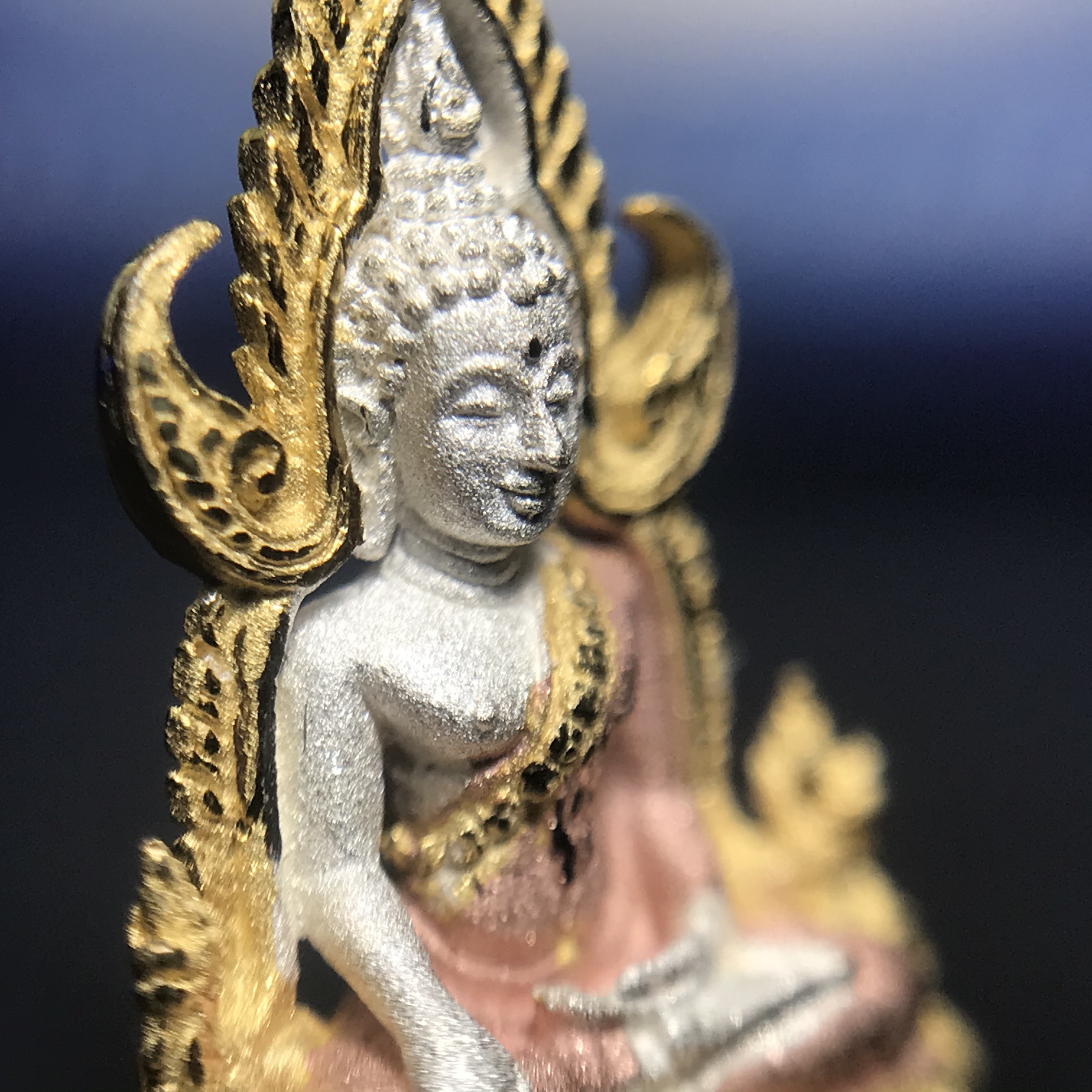 พระพุทธชินราช ภปร. โครงการ เพราะแผ่นดินนี้คือแผ่นดินเกิด เนื้อเงินชุบสามกษัตริย์ ปี2551 ขนาดหน้าตัก1/4นิ้ว (สวยงามหายาก)