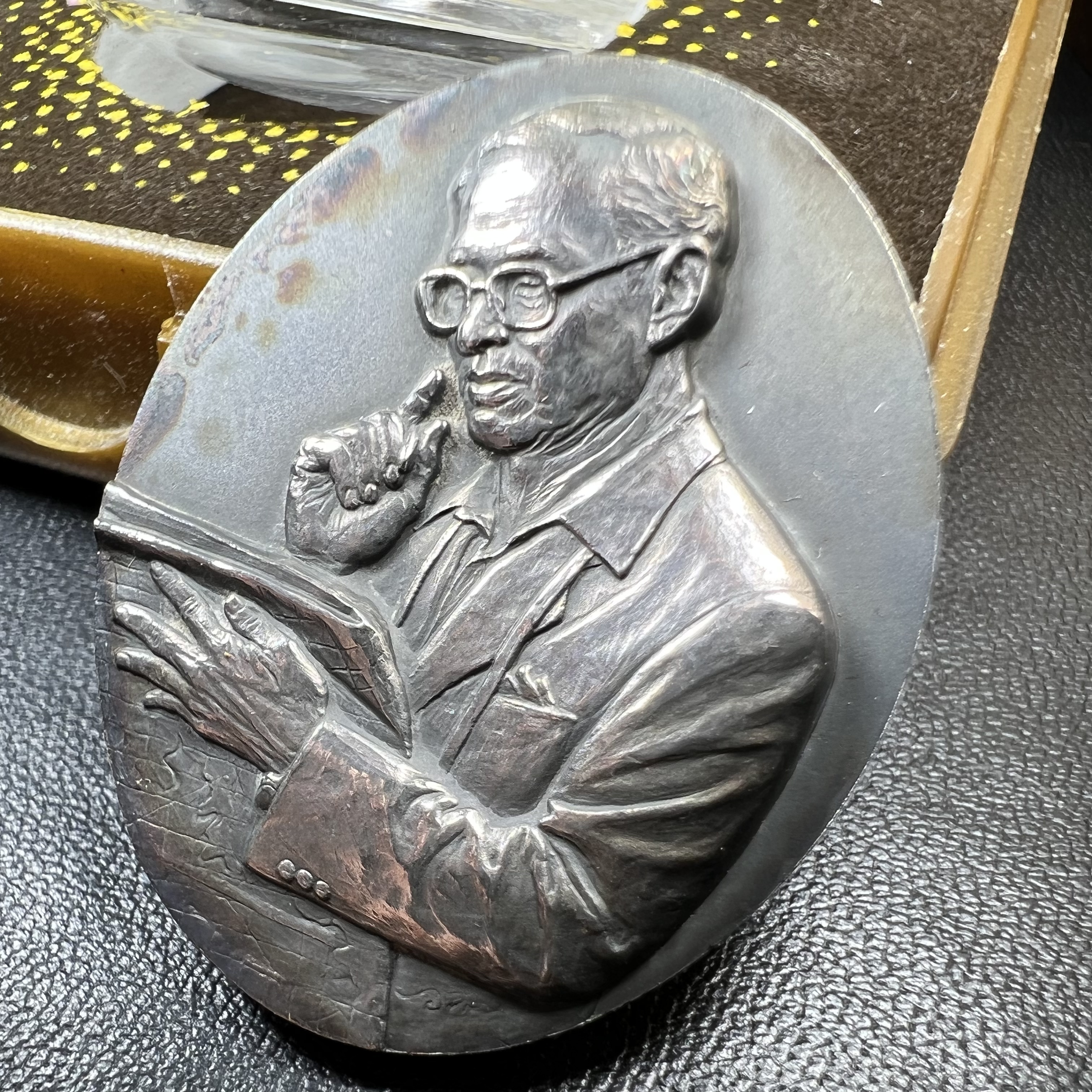 เหรียญรูปหล่อพระบาทสมเด็จพระเจ้าอยู่หัว ในหลวงทรงงาน “รุ่นเย็นศิระเพราะพระบริบาล 80พรรษา มหากษัตริย์คู่แผ่นดินสยาม” พ.ศ.2550 เนื้อเงินรมดำ(ขนาด 27*35 มม.) พร้อมกล่องบรรจุเดิมครบ