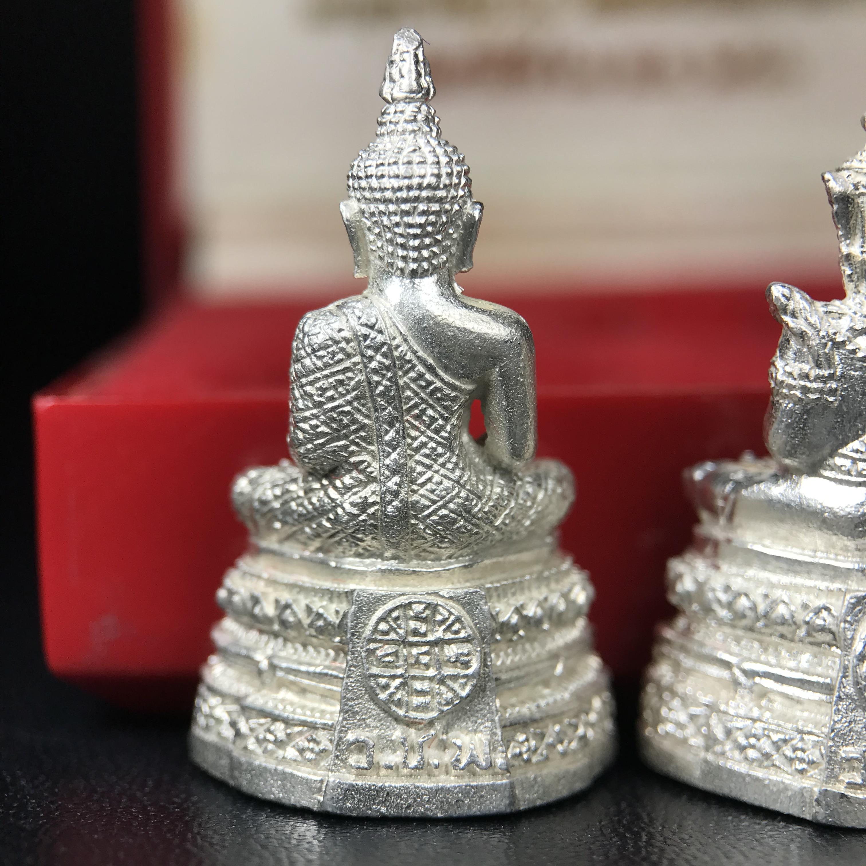 พระแก้วมรกต รุ่นเทิดพระเกียรติ พิธีมหาพุทธาภิเษก ณ.วัดพระศรีรัตนศาสดาราม(วัดพระแก้ว) วันเสาร์ที่ 26 เม .ย. 2540 (พิธีใหญ่เสาร์ห้า) ชุด 3 ฤดู (1 ชุด 3 องค์)เนื้อเงินครบชุดพร้อมกล่องบรรจุเดิม***เนื้อเงินหายากพบเจอน้อย***(หลวงพ่อ รวย เพิ่ม พูน ร่วมเสก)