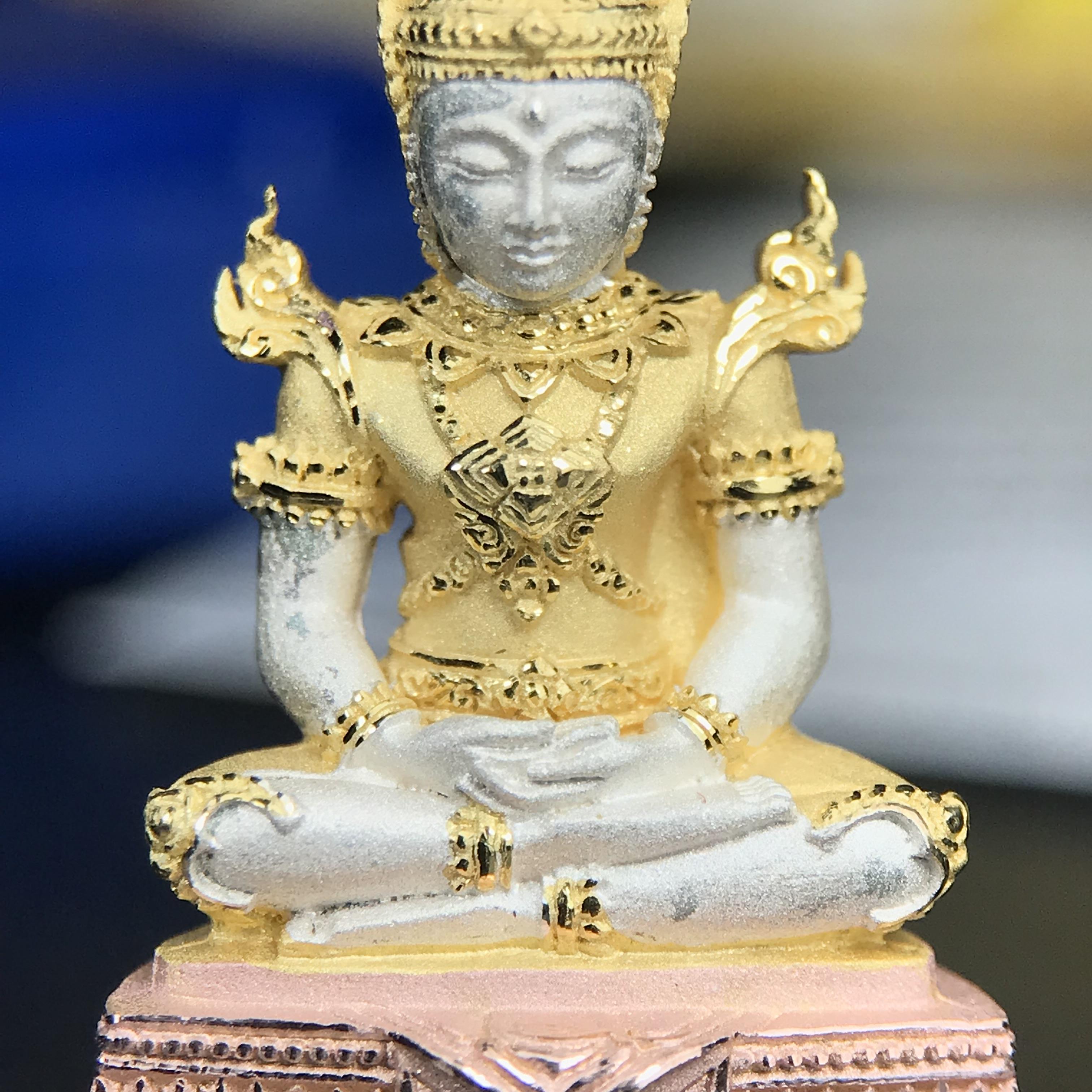 พระแก้วมรกต ทรงเครื่องฤดูร้อน พระราชทานประดิษฐานตราสัญลักษณ์ฉลองสิริราชสมบัติ ครบ 60 ปี ในหลวงรัชกาลที่ 9 พ.ศ.2549 เนื้อเงินสามกษัตริย์ลอยองค์พิมพ์ใหญ่ สูง 3.6 ซม. ขนาดหน้าตัก 1/2 นิ้ว (พิธีใหญ่มหาพุทธาภิเษก ณ พระอุโบสถวัดพระแก้ว เกจิอาจารย์ 108 รูป )