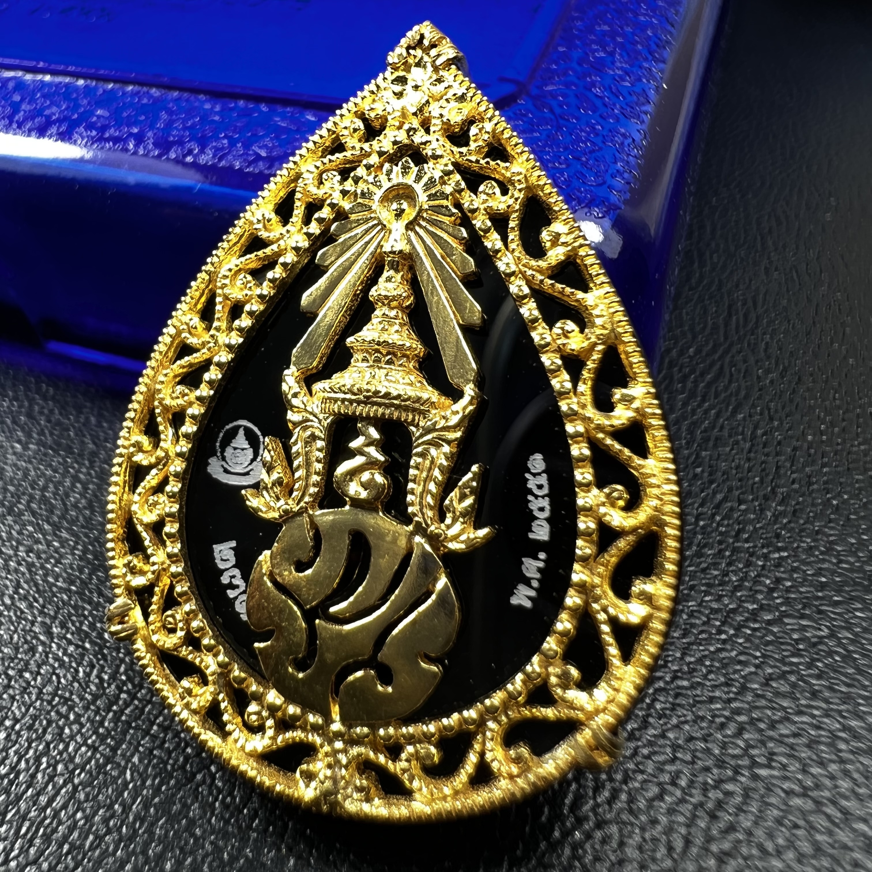 เหรียญพระพุทธชินราช ภปร. รูปหยดน้ำ โครงการ เพราะแผ่นดินนี้คือแผ่นดินเกิด เนื้อทองคำ (นน.รวม 7.3 กรัม) ปี2551 (ขนาด 21 x 29 มม.) (สวยงามหายาก)1ใน 3000องค์