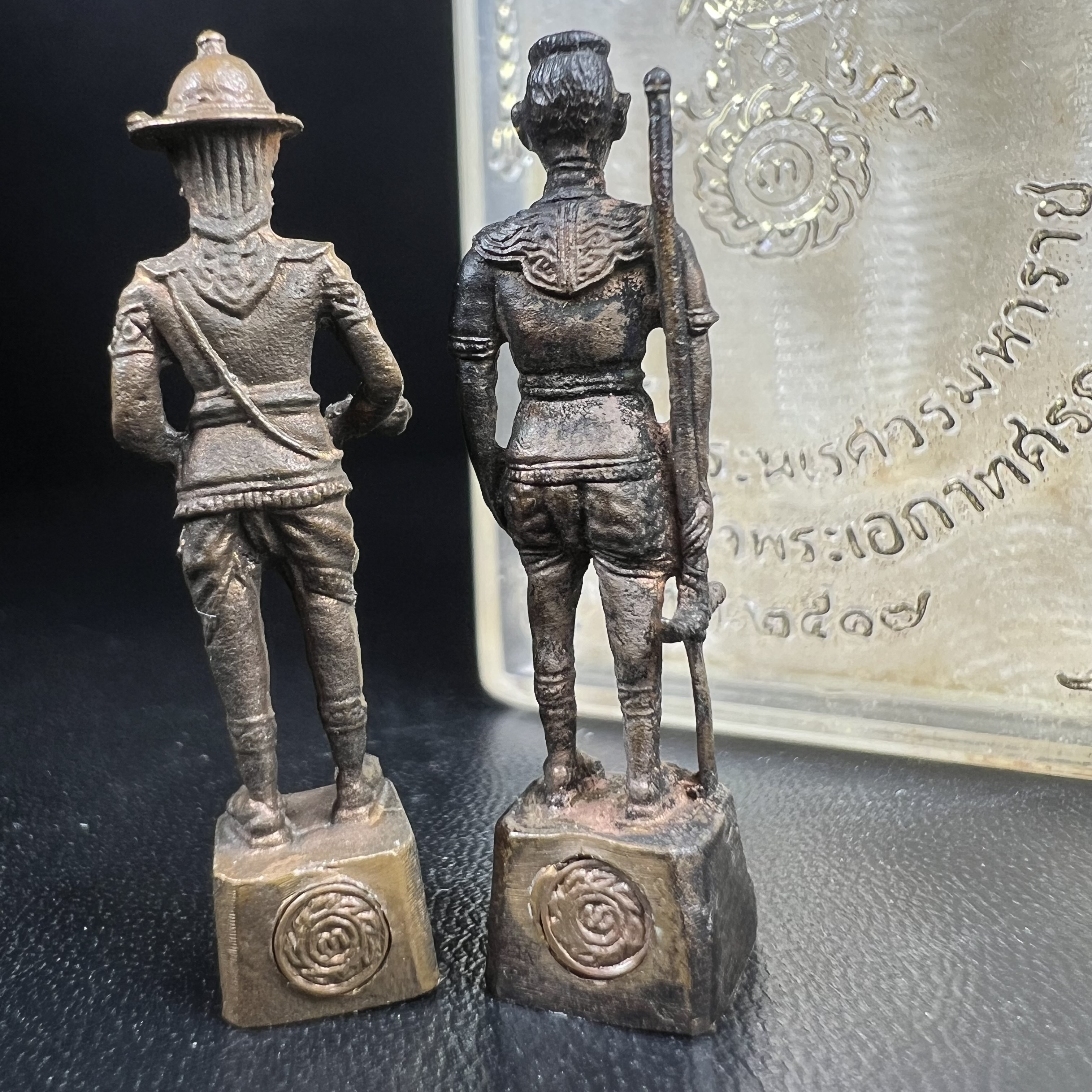 พระกริ่งสมเด็จพระนเรศวร-พระกริ่งสมเด็จพระเอกาทศรถ กองทัพภาคที่3จัดสร้าง ปี2517 เนื้อนวโลหะครบชุด 2องค์กล่องบรรจุเดิมครบสมบูรณ์(หายาก)(1ใน 300ชุด)(ในหลวง ร.9 เสด็จในพิธี)ปลุกเสกโดยพระคณาจารย์ชื่อดังในยุคนั้น7วัน7คืน(หลวงปู่โต๊ะ วัดประดู่ฉิมพลี ร่วมปลุกเสก)