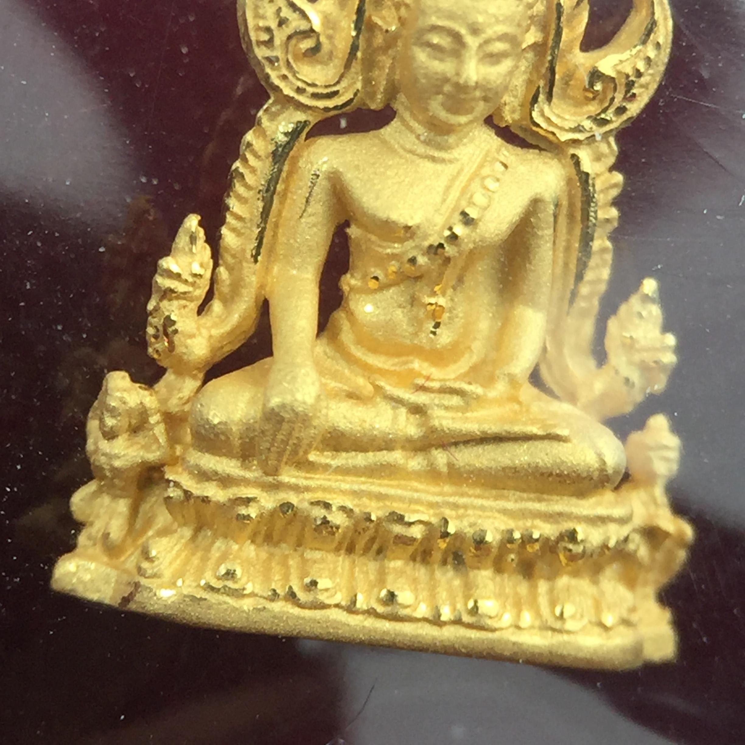 พระพุทธชินราช รุ่น ประวัติศาสตร์ มูลนิธิเพื่อตำรวจไทยจัดสร้าง ปี 2562 เนื้อทองคำขัดเงา พิมพ์ลอยองค์จิ๋ว(ขนาดสูง 1.5 ซม.) (สภาพ สวย ซีนซองเดิม กล่องบรรจุเดิมครบสมบูรณ์)