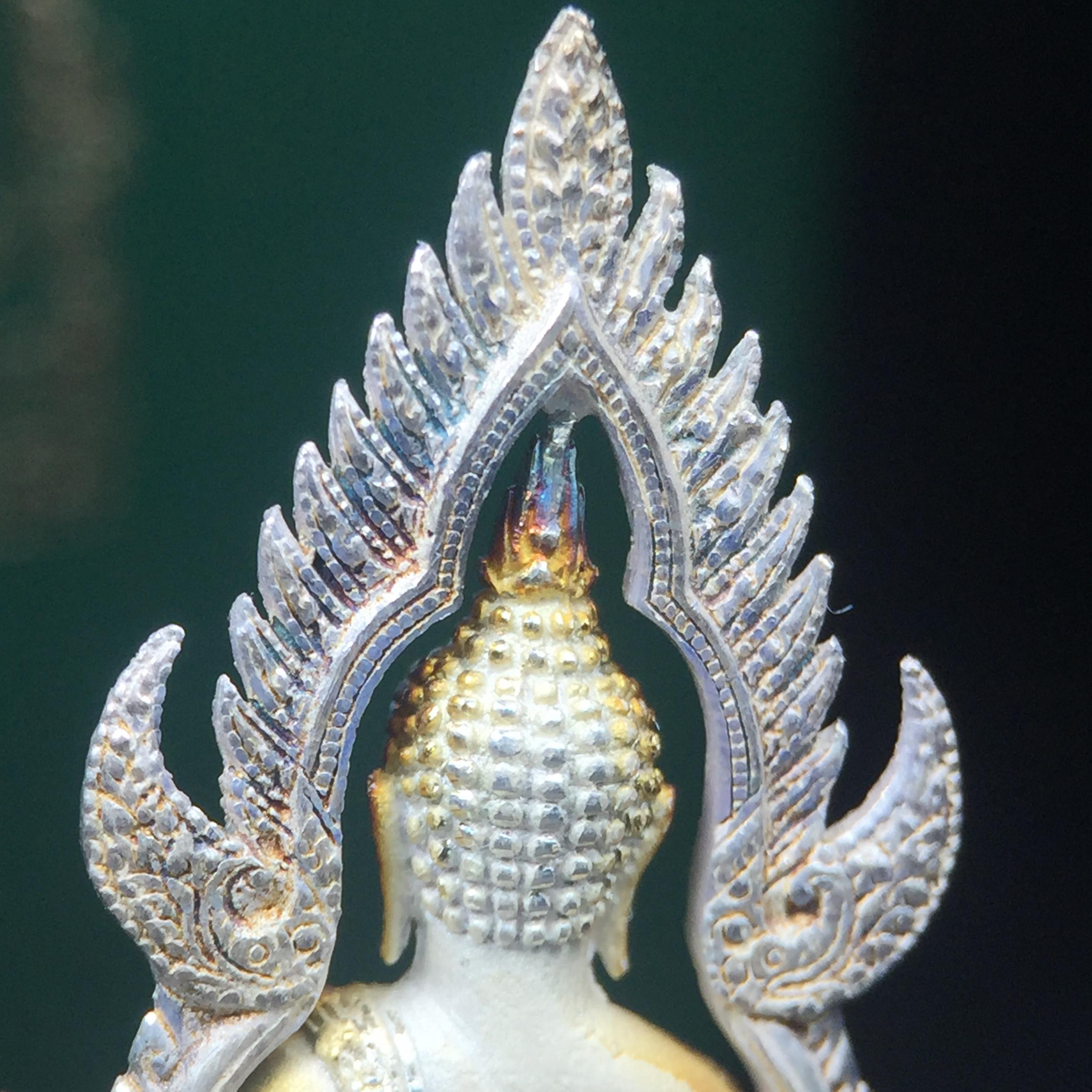 พระพุทธชินราช รุ่นมหาลาภ พิธีพุทธาภิเษกวัดพระศรีรัตนมหาธาตุวรมหาวิหาร จ.พิษณุโลก ปี 2540 เนื้อเงินบริสุทธิ์ 99.9% (นวลเงา)(สภาพผิวเดิมขึ้นสีรุ้ง สวยมากๆเสน่ห์พระเนื้อเงิน สีสันที่ธรรมชาติสรรค์สร้าง) พร้อมกล่องบรรจุเดิม (องค์หมายเลข 11411)(เลขกระจก)นิยม