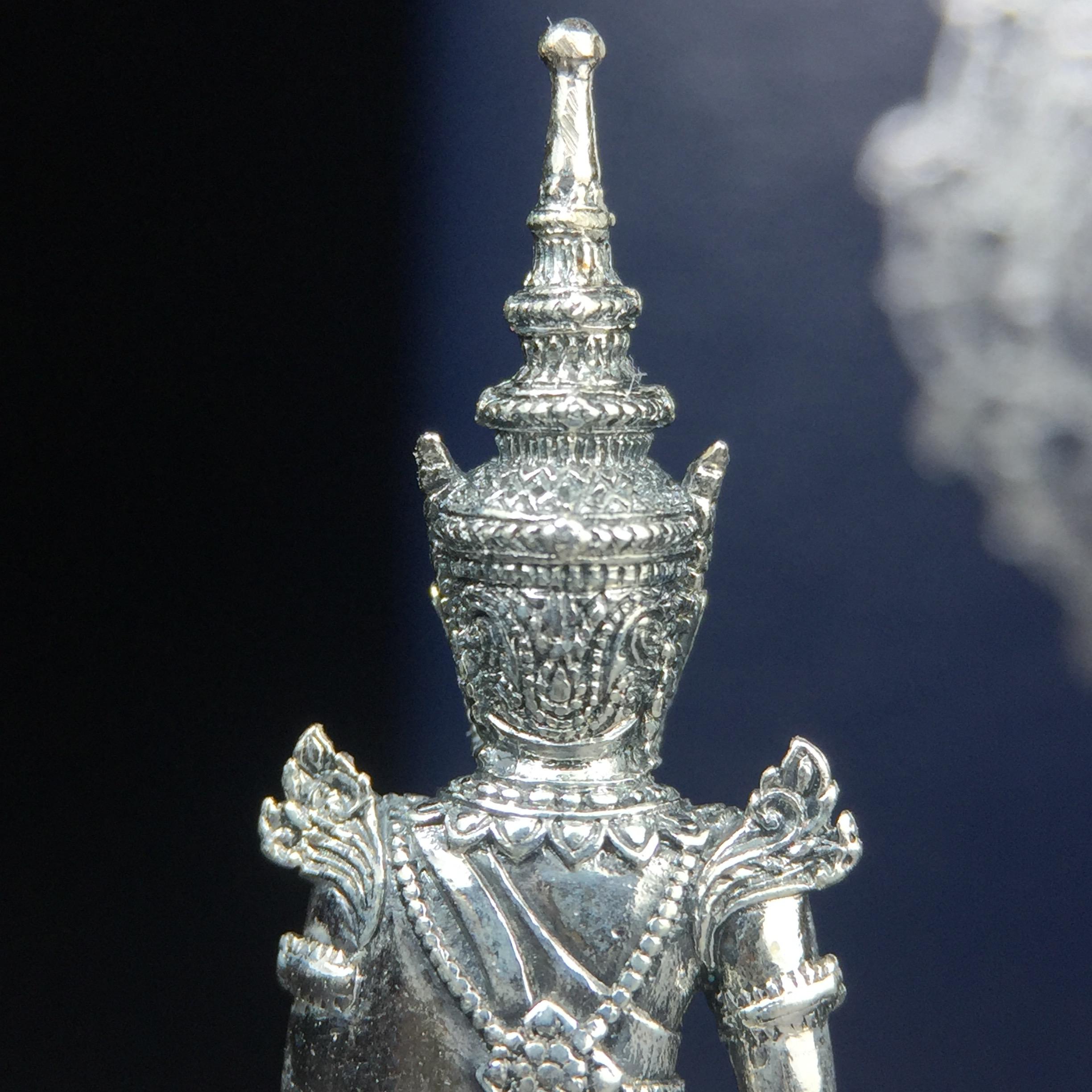 พระแก้วมรกต กรมสรรพสามิตจัดสร้างขึ้นเนื่องในโอกาสครบรอบ 64 ปีของกรมสรรพสามิต และเนื่องในวโรกาสที่พระบาทสมเด็จพระเจ้าอยู่หัวทรงครองราชย์ครบ 50 ปีในปีกาญจนาภิเษก เมื่อ พ.ศ.2539 เนื้อเงินรมดำขัดเงาพร้อมกล่องบรรจุเดิม