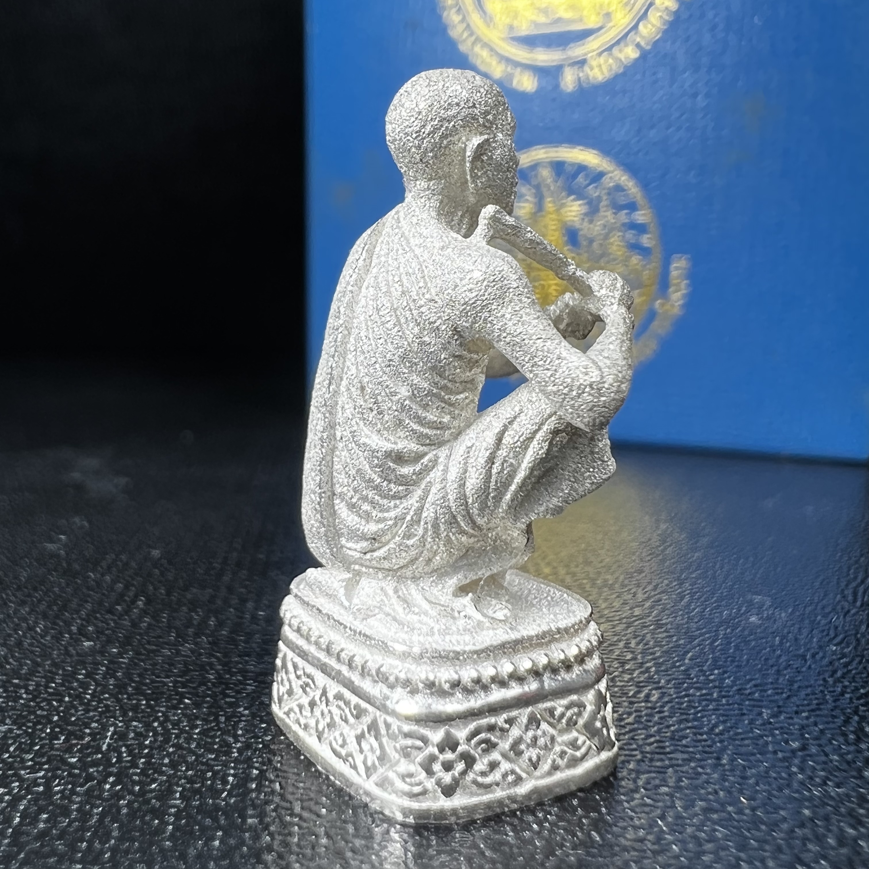 รูปหล่อหลวงพ่อคูณ รุ่นลาภ ยศ ทวีคูณ ปี2538 เนื้อเงินพ่นทรายประกายเพชร พร้อมกล่องบรรจุเดิมครบ(สภาพสวยเดิม นิยม)