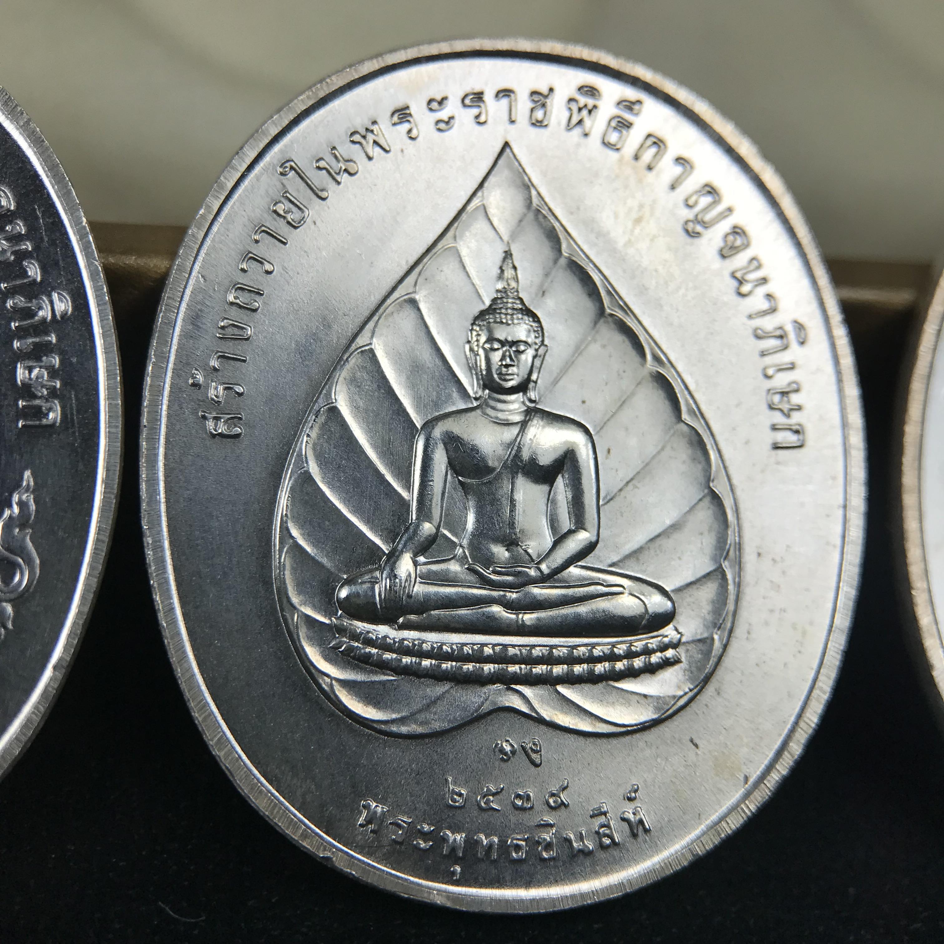 ชุดเหรียญพระพุทธปัญจภาคี ปี 2539 ครบชุด 5 เหรียญ พิมพ์ใหญ่ขนาดสูง 3 ซม. เนื้อเงิน โค๊ต ง.(เงิน) บล็อกกษาปณ์ พร้อมกล่องบรรจุซีนซองเดิมครบสภาพสวย เนื่องในมหามงคลวโรกาสที่ในหลวงรัชกาลที่ 9 ทรงครองสิริราชสมบัติครบ 50ปี พิธีใหญ่ ณ พระอุโบสถวัดพระแก้ว