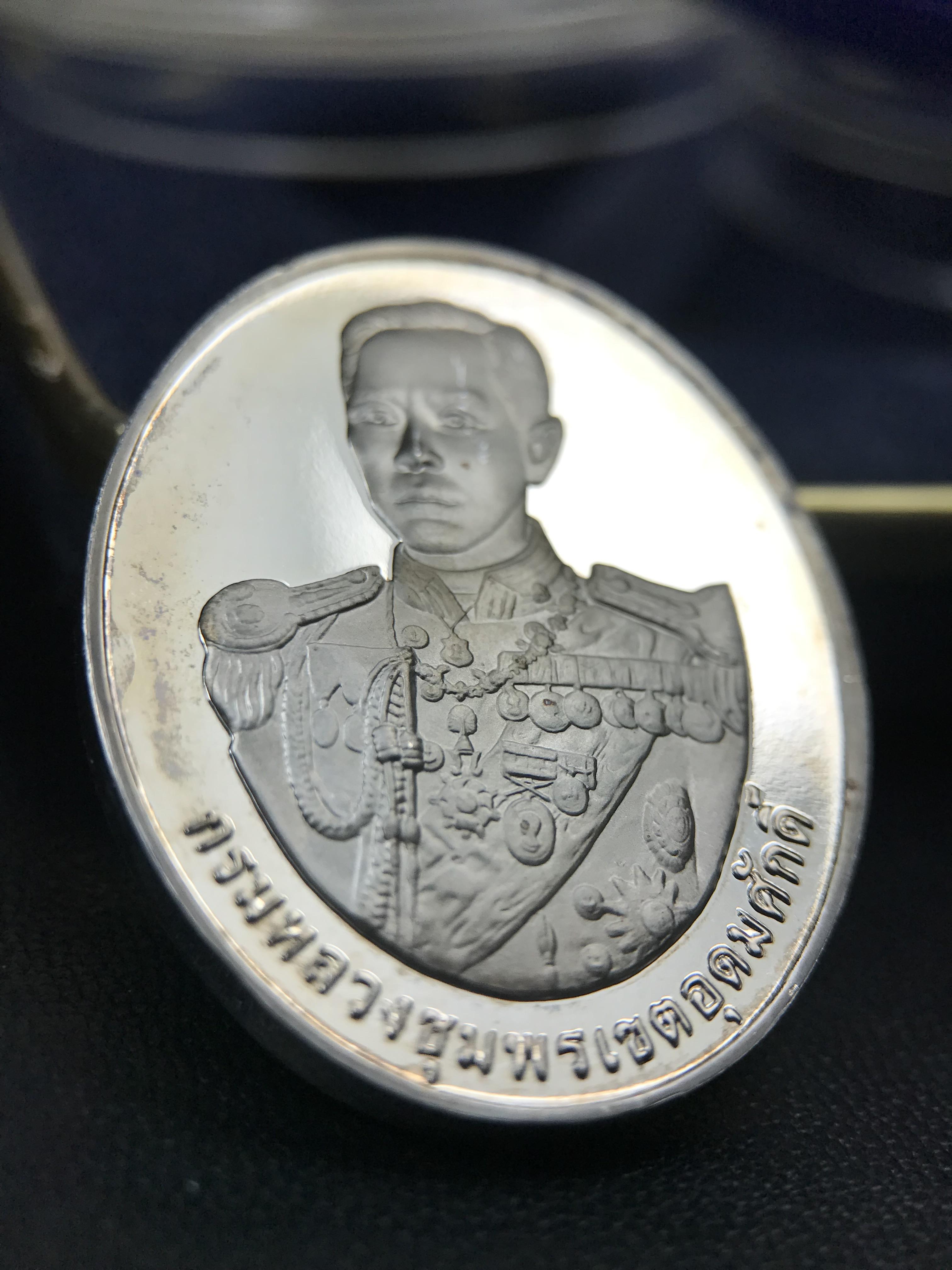 เหรียญหลวงพ่อเงิน – กรมหลวงชุมพรฯ วัดบางคลาน เหรียญไข่สองหน้า เนื้อเงิน 99.99% ขัดเงา ขนาดสูง 3.1 ซม. ประกอบพิธีมหาพุทธาภิเษก ณ อุโบสวัดหิรัญญาราม(วังตะโก) บางคลาน จ.พิจิตร เมื่อวันอังคารที่ 3 มี.ค.2541( เหรียญออกโดยโรงงานกษาปณ์ เพิร์ธ ประเทศออสเตรเลีย )