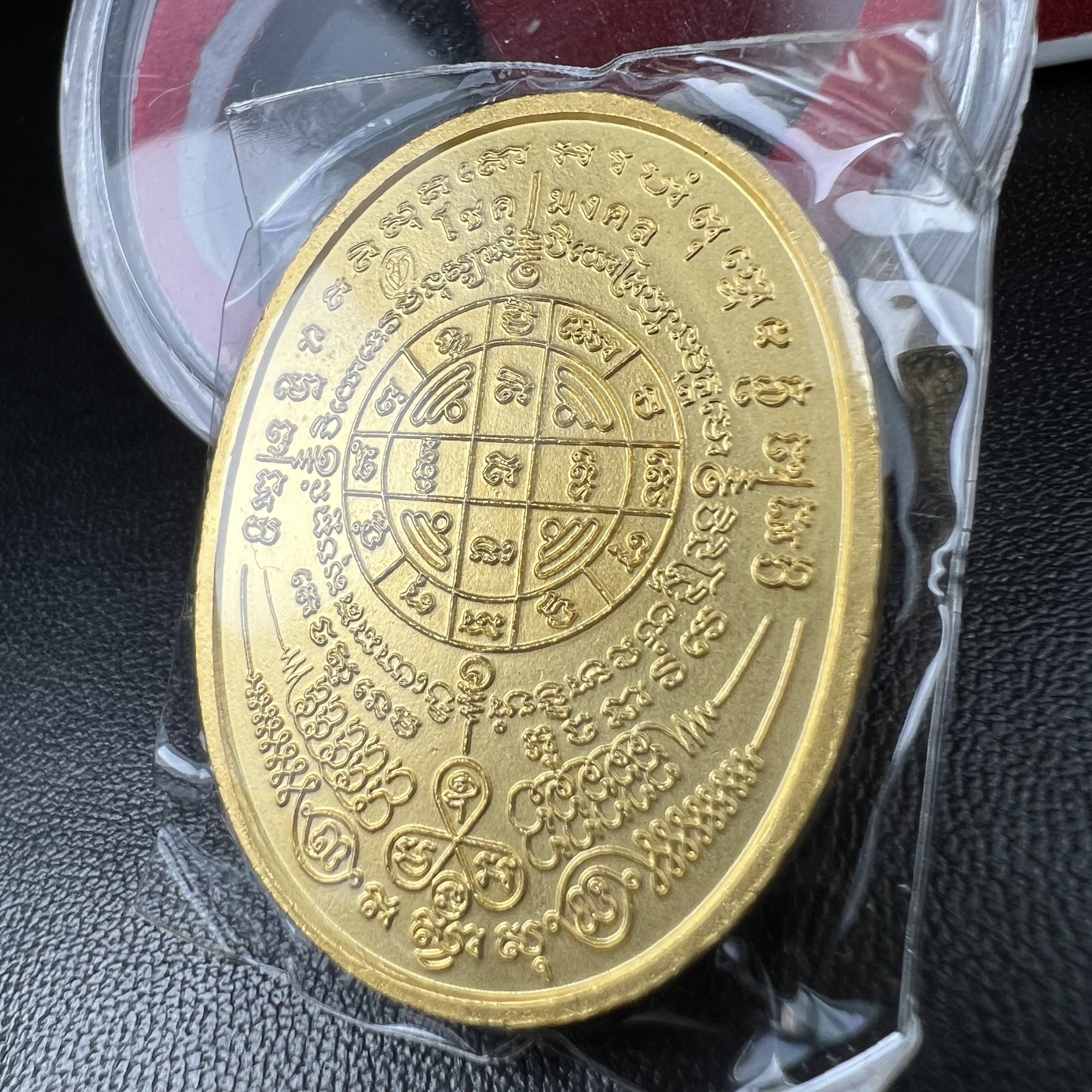 เหรียญครุฑดวงตรามหาเดช หลังยันต์มงกุฏพระเจ้า วัดตรีทศเทพวรวิหาร ปี2553 เนื้อกะไหล่ทองลงยาแดง(สภาพสวยซีนซองเดิมกล่องบรรจุเดิม)ดวงตราแห่งชัยชนะ ความสำเร็จ เจริญรุ่งเรือง แก้อาถรรพ์ ต่างๆ