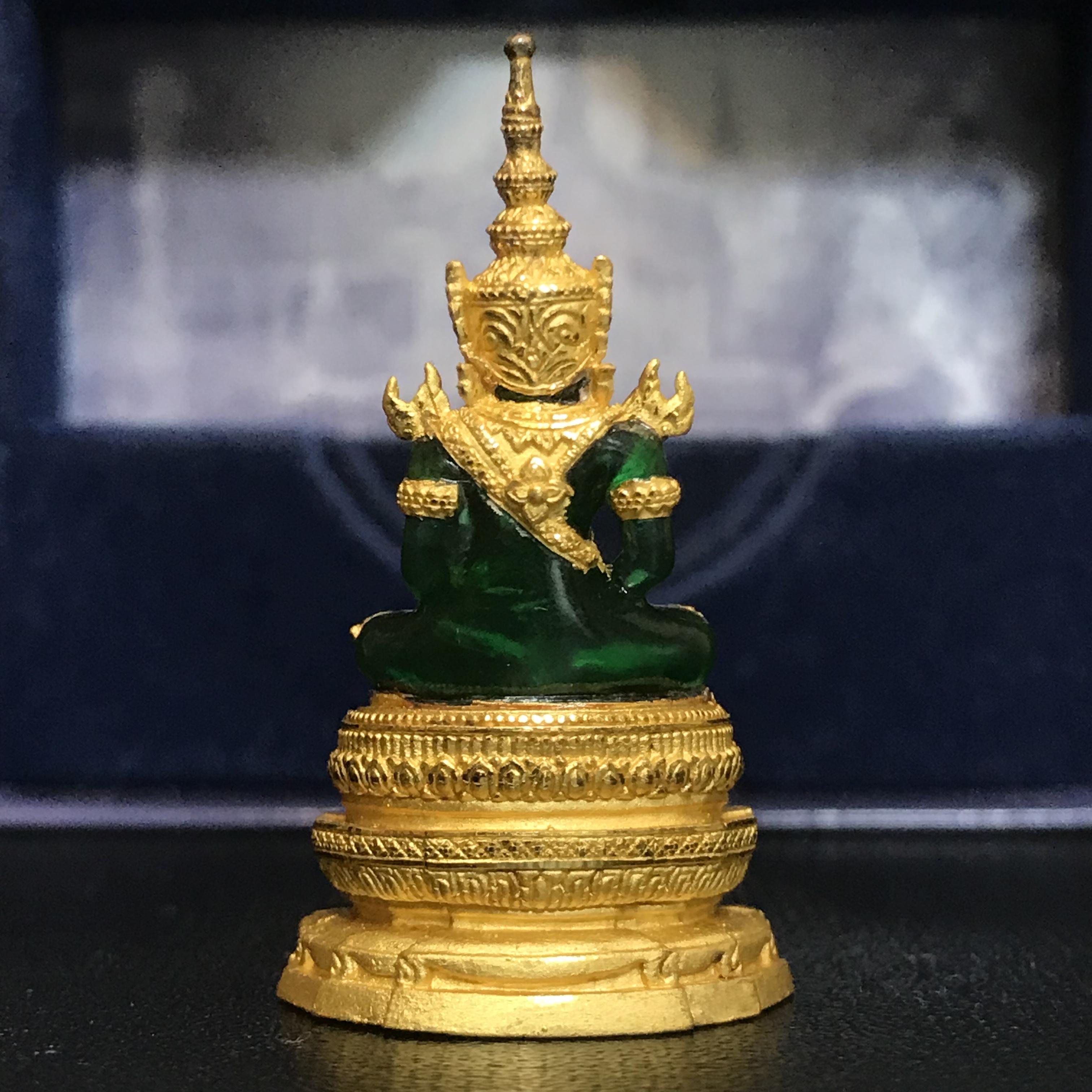 พระแก้วมรกต ภปร. ปี2547 จัดสร้างโดย รพ.ภูมิพลฯ เนื้อเรซิ่นหุ้มทองคำลอยองค์ หน้าตัก 1/2 นิ้ว