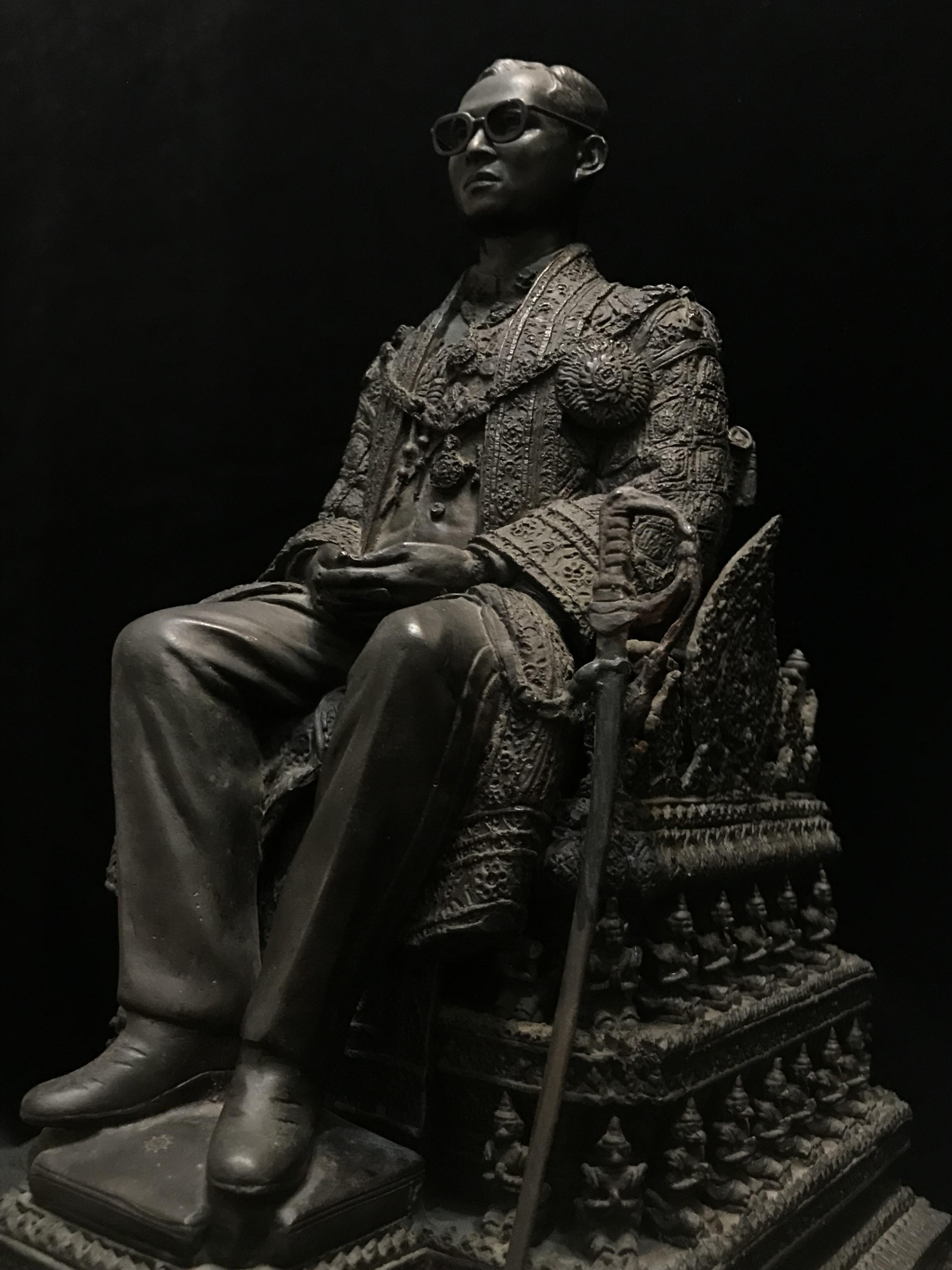 พระบรมรูปพระบาทสมเด็จพระเจ้าอยู่หัวรัชกาลที่9(นั่งบัลลังก์) กระทรวงมหาดไทยจัดสร้าง ปี2539(นิยม)