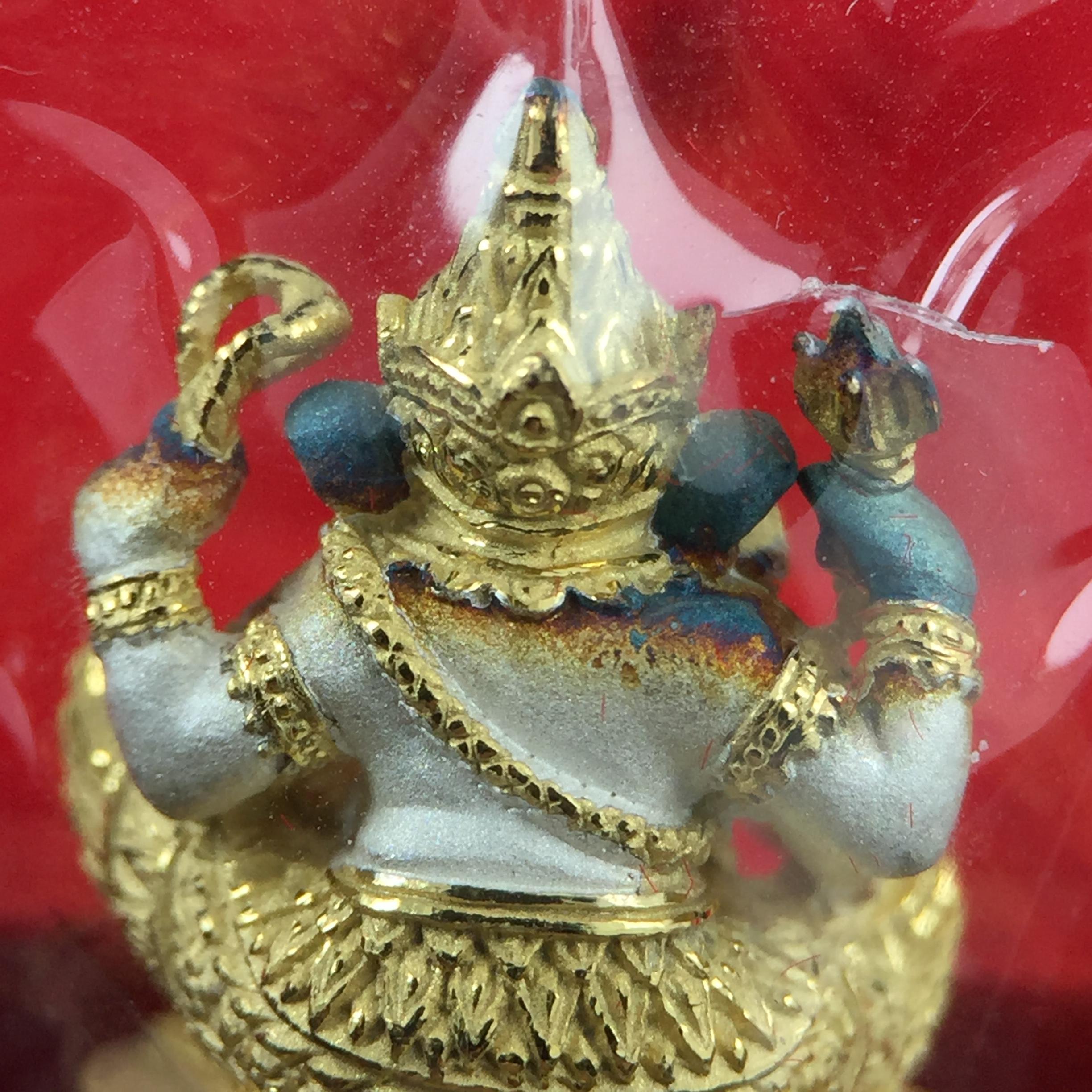 พระพิฆเณศวร วัดบวรนิเวศวิหาร ปี 2542 เนื้อเงินสามกษัตริย์พ่นทรายขัดเงาบางส่วน(ฝังพลอย1เม็ด)(ขนาด 2* 1.4 ซม.) สภาพสวยซีนซองเดิมพร้อมกล่องบรรจุเดิม ตอกโค๊ดหมายเลขกำกับ(ผิวเดิมขึ้นสีรุ้งธรรมชาติ สวย)(คัดสภาพสวยเดิม พิธีใหญ่ พุทธศิลป์งดงาม)