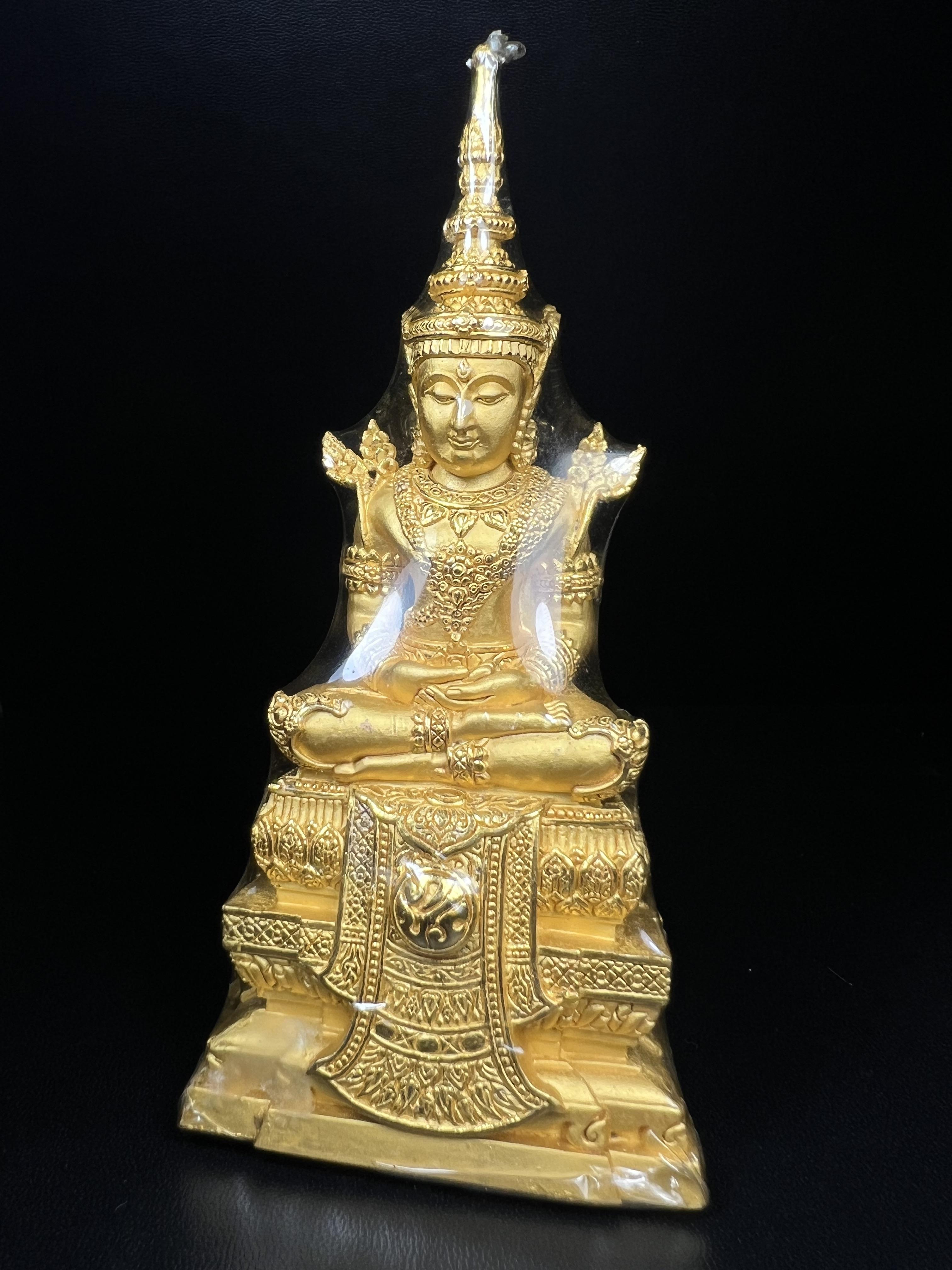 พระแก้วมรกต ภปร. ปี2547 จัดสร้างโดย โรงพยาบาลภูมิพลฯ กรมแพทย์ทหารอากาศ ขนาดบูชาหล่อลอยองค์หน้าตัก 2 นิ้ว เนื้อทองคำบริสุทธิ์ 99.99% องค์พระซีนเดิมสวยคงสภาพเดิม(สวยงามและหายากมาก)(1ใน 1000 องค์)