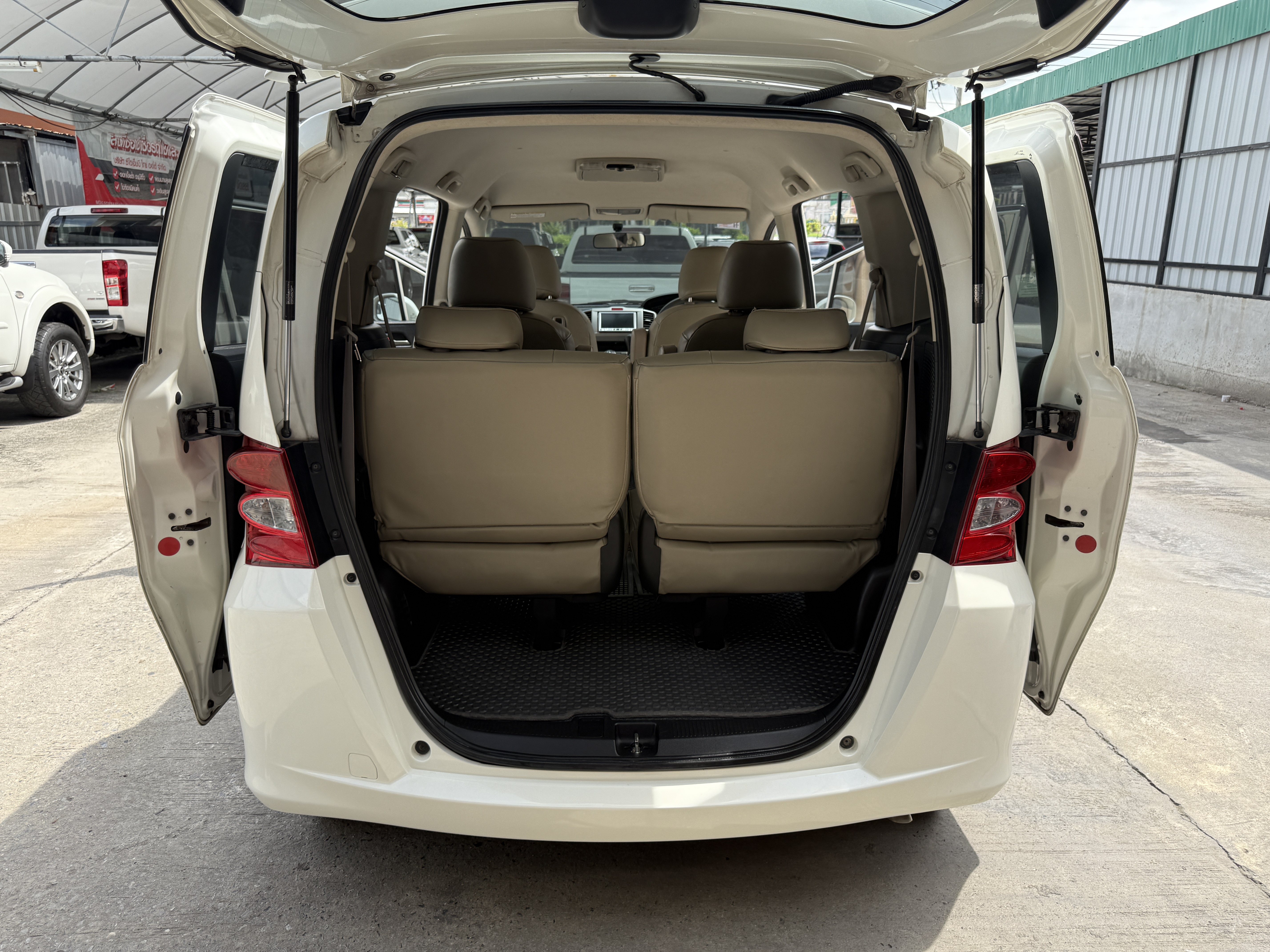 Honda Freed 1.5 E Limited At 2012 ขาวมุก