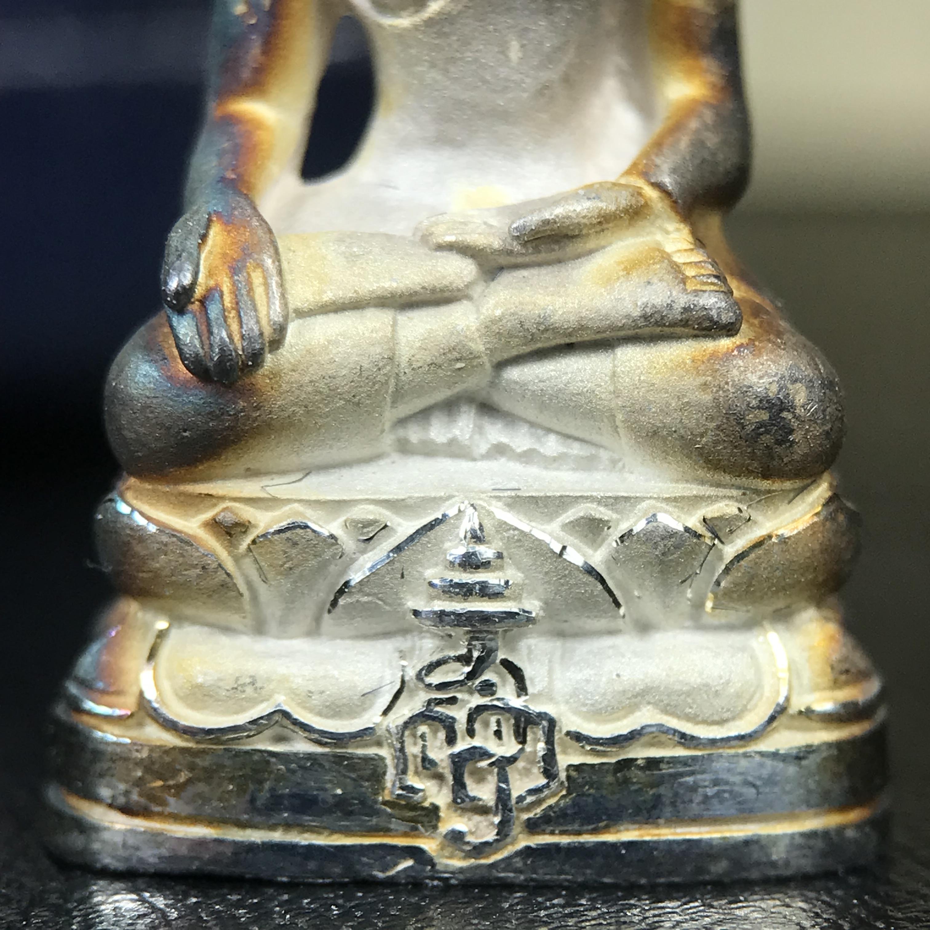 พระกริ่งไพรีพินาศ ญสส.มูลนิธิพิทักษ์ดวงตาประชาชน ฉลองศิริราชสมบัติครองราชย์ 50 ปี รัชกาลที่ 9 เนื้อเงินบริสุทธิ์ 99.9% (เนื้อเงินผิวเดิมติดรุ้งๆสวยเดิม)ขนาดสูง 2.8 ซม. พร้อมกล่องบรรจุเดิมและการ์ดใบรับรองเดิมครบสมบูรณ์(องค์หมายเลข ๒๓๒๗)