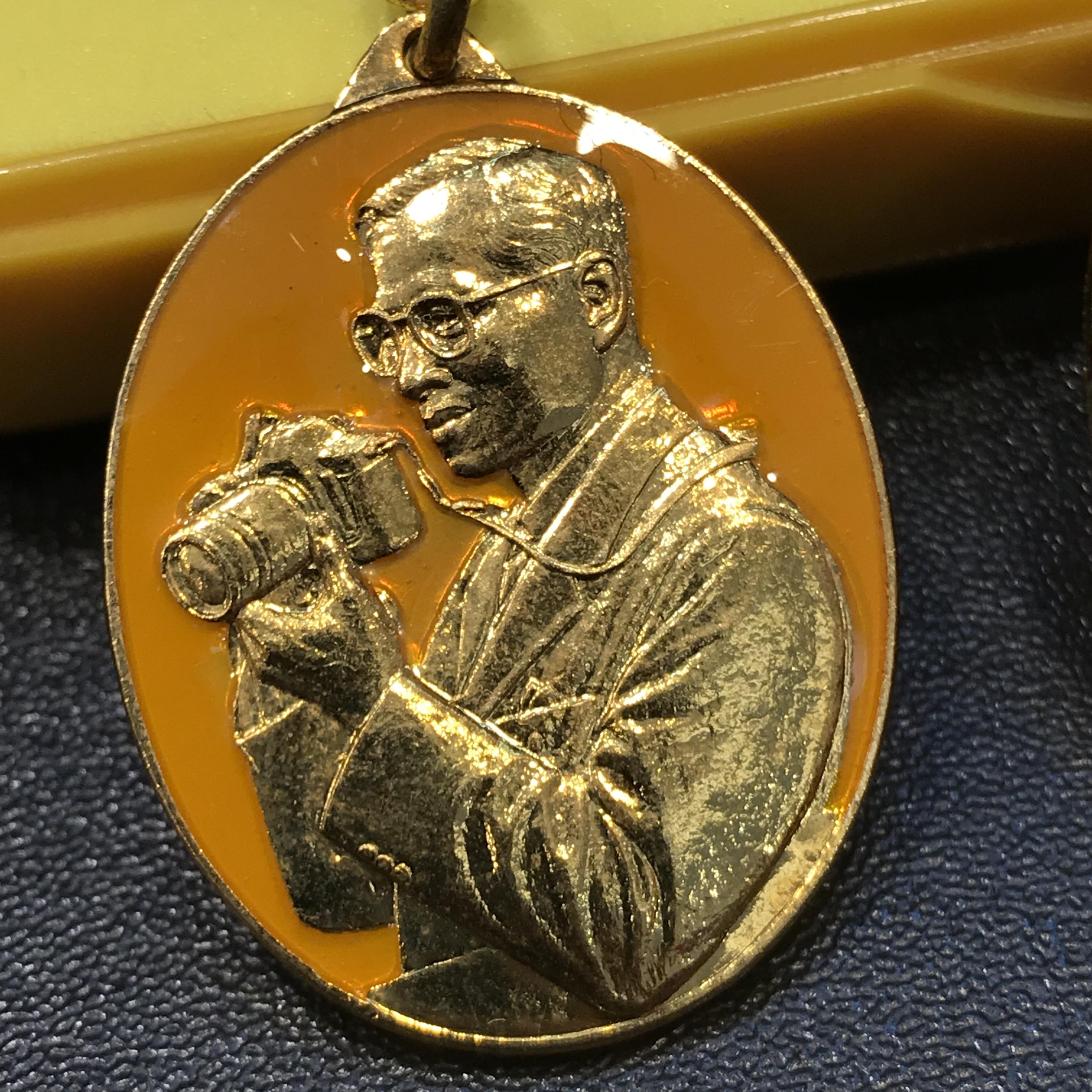 เหรียญในหลวงทรงกล้อง สำนักนายกรัฐมนตรีจัดสร้าง ครบชุด 3 เหรียญ พร้อมเข็มที่ระลึก พ.ศ.2542 กล่องเดิม