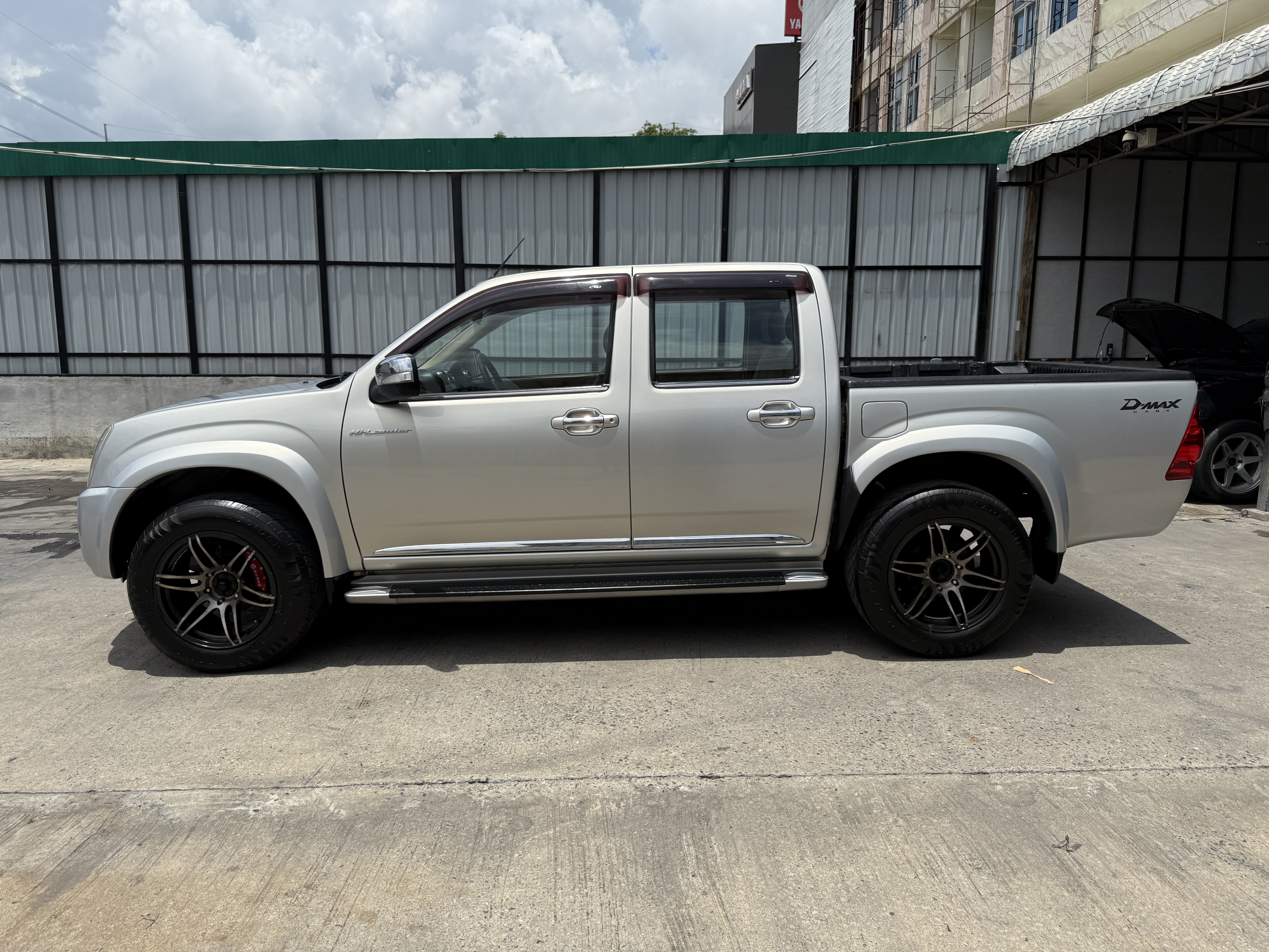 Isuzu Dmax 4ประตู Hilander 2.5 Abs 2011 เงิน