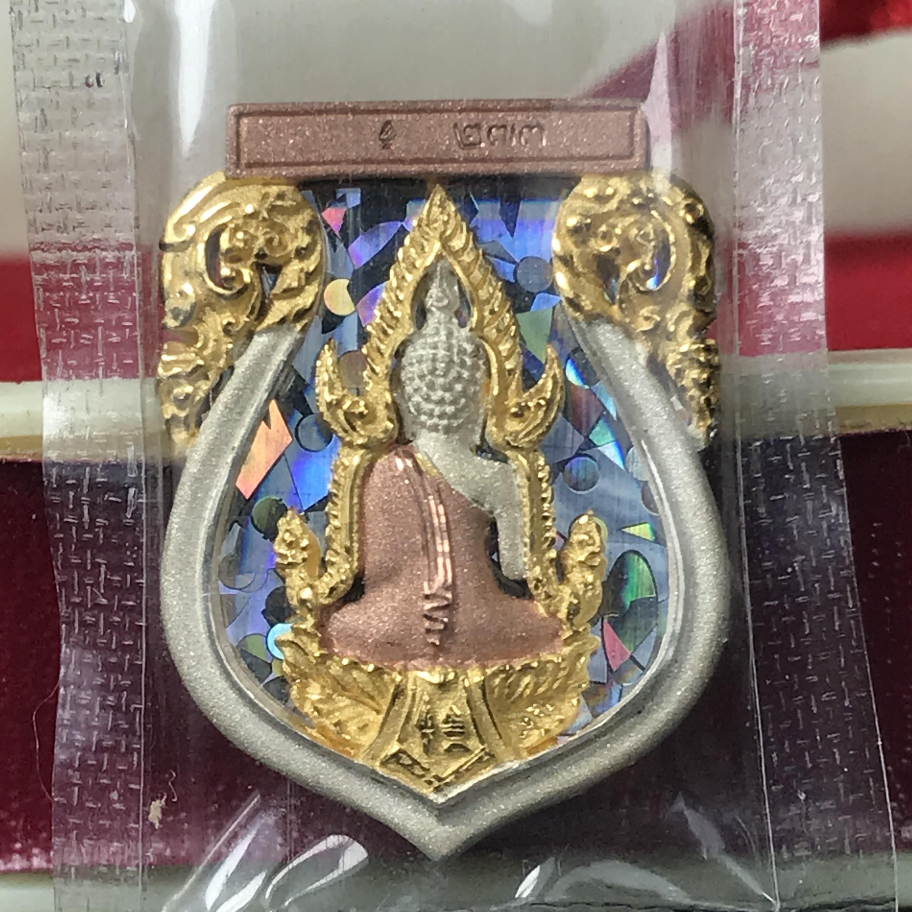 เหรียญพระพุทธชินราชเสมา รุ่น มหาจักรพรรดิ ปี 2545 วัดพระศรีรัตนมหาธาตุวรวิหาร จ.พิษณุโลก พิมพ์เล็ก เนื้อเงินสามกษัตริย์(ฉากพื้นหลังสามมิติ) ตอกโค๊ตและหมายเลข273 ซีนเดิมกล่องบรรจุเดิม คัดสวยสมบูรณ์