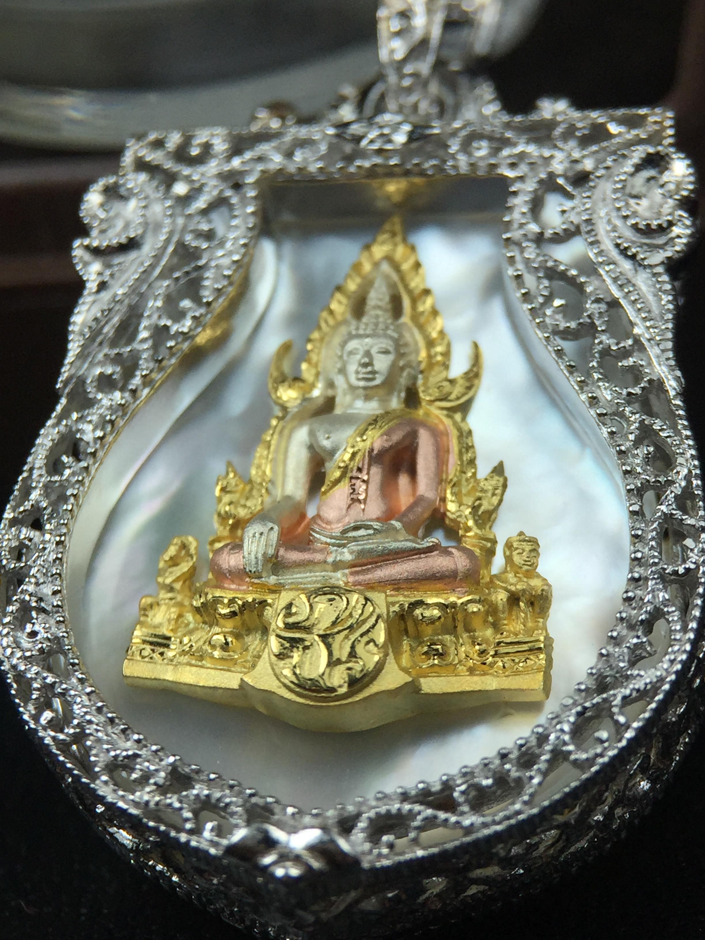 พระพุทธชินราช ภปร. โครงการ "เพราะแผ่นดินนี้ คือ แผ่นดินเกิด" ปี2548(รุ่นแรก) เหรียญทรงเสมา ขนาด 21 x 29 มม.เนื้อเงินสามกษัตริย์ องค์พระชุบสามกษัตริย์ ล้อมด้วยกรอบเงินชุบทองคำขาวสลักเสลาเป็นลวดลายละเอียดอ่อน ส่วนพื้นองค์พระเป็นเปลือกหอยมุขงดงาม