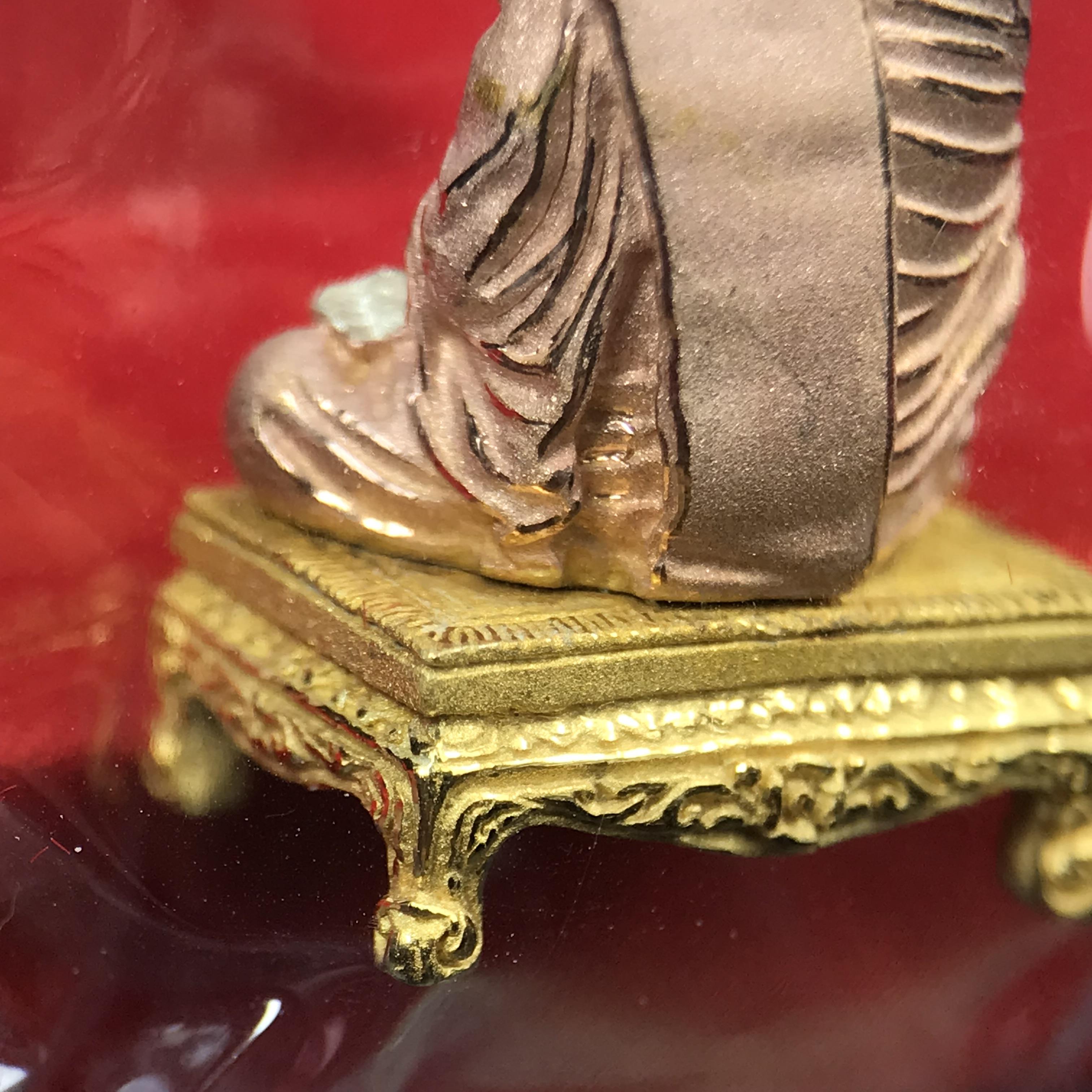 สมเด็จพุฒาจารย์ (โต พรหมรังสี) อนุสรณ์ 128 ปี สมเด็จพระญาณสังวร สมเด็จพระสังฆราช ทรงเมตตาอธิฐานจิต ปี 2543 มหาพุทธาภิเษก 3วาระ รูปเหมือนลอยองค์พิมพ์ใหญ่เนื้อเงินสามกษัตริย์ ขนาด 1.5 x 2.5 ซม. ทรงคุณค่าทั้งด้านความงานด้านพุทธศิลป์ และพุทธคุณ