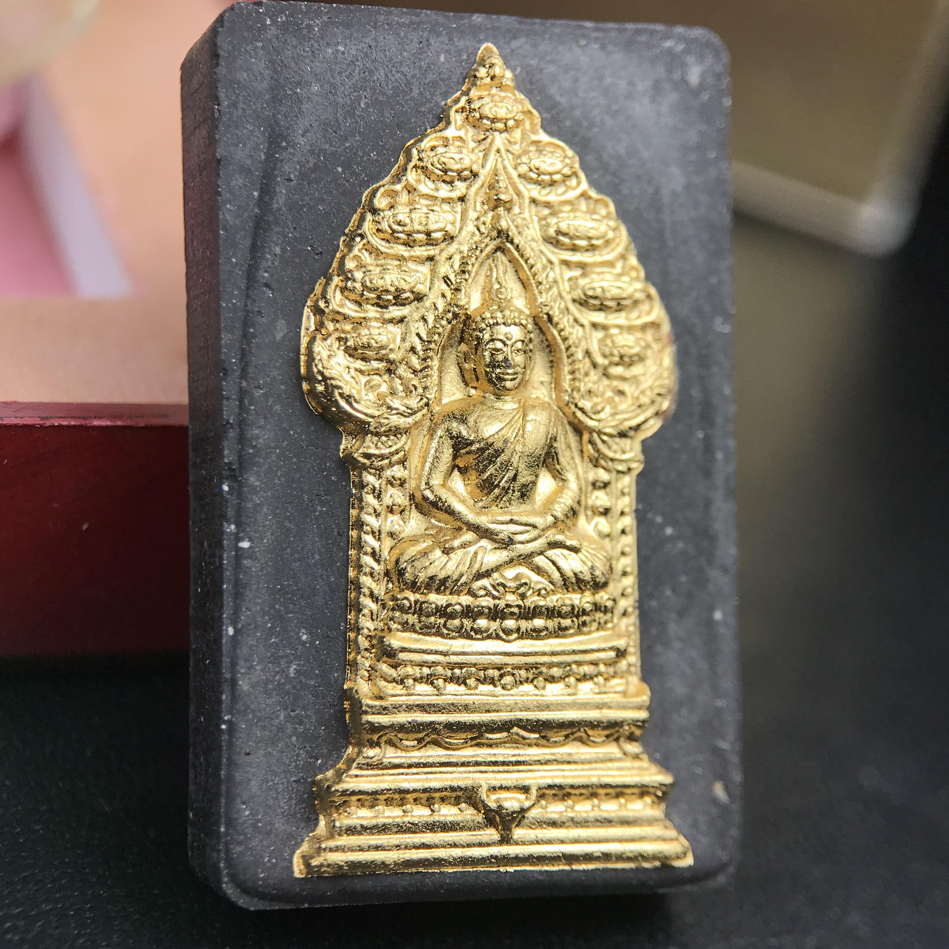 พระนิรันตรายสองกษัตริย์ มหาพุทธานุภาพแห่งแผ่นดิน ปี2552 "พระผู้ปกป้องคุ้มครองจากภัยอันตรายทั้งปวง" พระผงพิมพ์สมเด็จหน้าปัดทองสีดำด้านหลังปัดทอง เชิญอักษรพระปรมาภิไธยสองกษัตริย์(จปร.และ วปร.) พร้อมกล่องบรรจุเดิมครบชุด