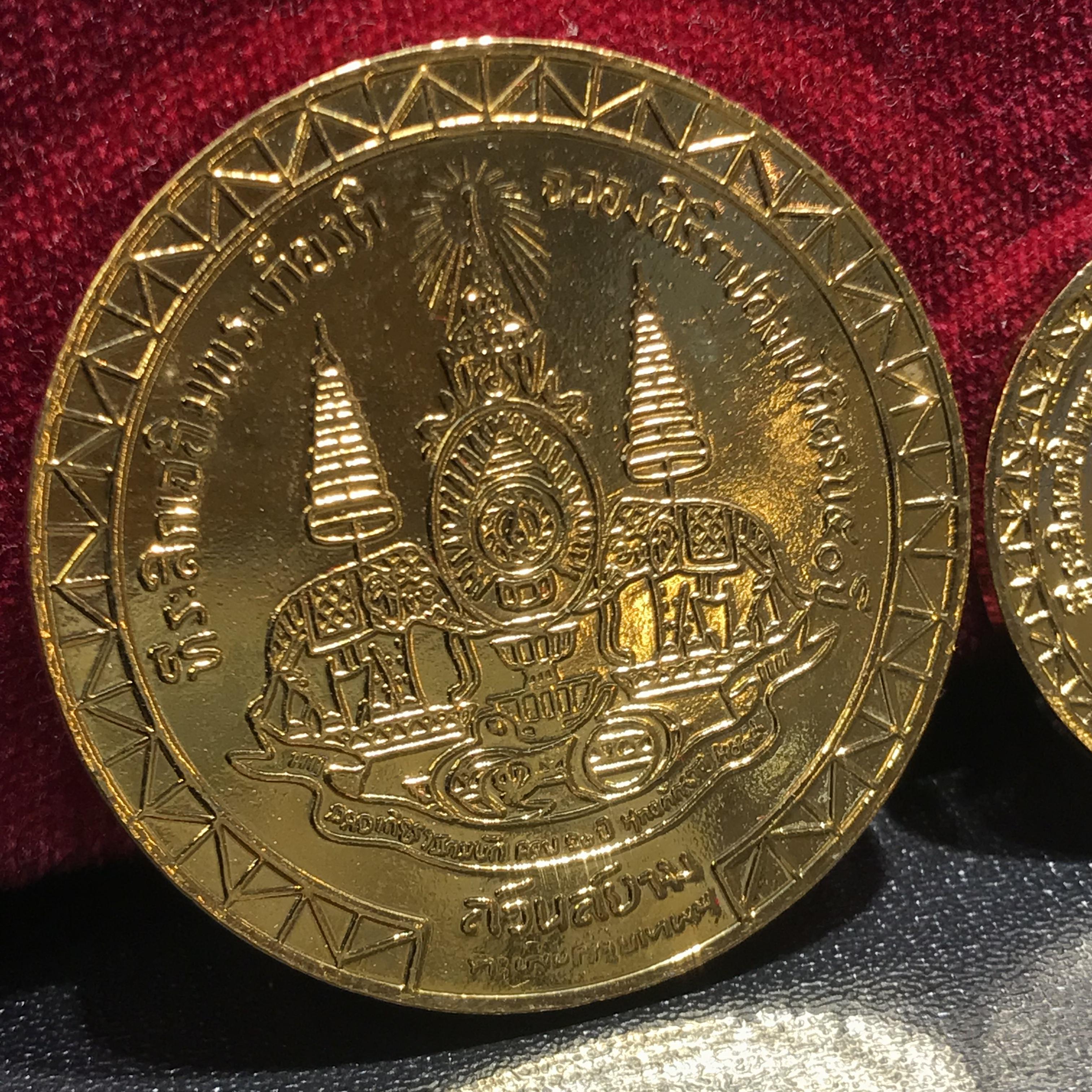 เหรียญที่ระลึกเฉลิมพระเกียรติ์ ฉลองสิริราชสมบัติ ครบ 50ปี รัชกาลที่9 ตรากาญจนาภิเษก สวนสยามทะเลกรุงเทพ จัดสร้าง ปี2539(ครบชุดพร้อมกล่องบรรจุเดิม)