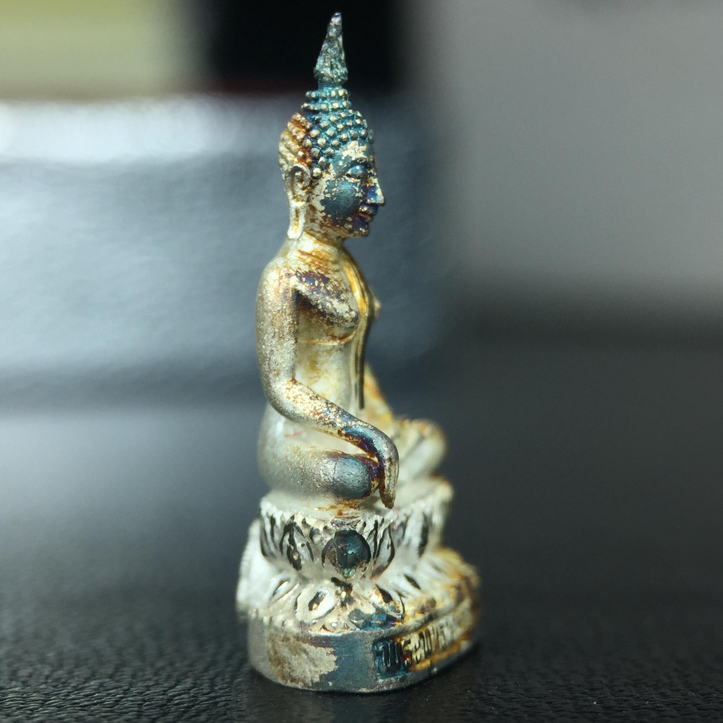 พระชัยวัฒน์พระพุทธนวราชบพิตร ครองสิริราชสมบัติครบ 50 ปี พ.ศ.2540 ขนาดสูง 1.9 ซม. เนื้อเงิน(ผิวเดิมๆขึ้นสีรุ้งธรรมชาติแบบนิยม(หายาก)สวย) พร้อมกล่องบรรจุเดิมครบสมบูรณ์ 1ใน 9500 องค์(พุทธนวราชบพิตร นิมิตรหมายแห่งความสามัคคี ด้วยไมตรีแห่งองค์พระภูมิพล)