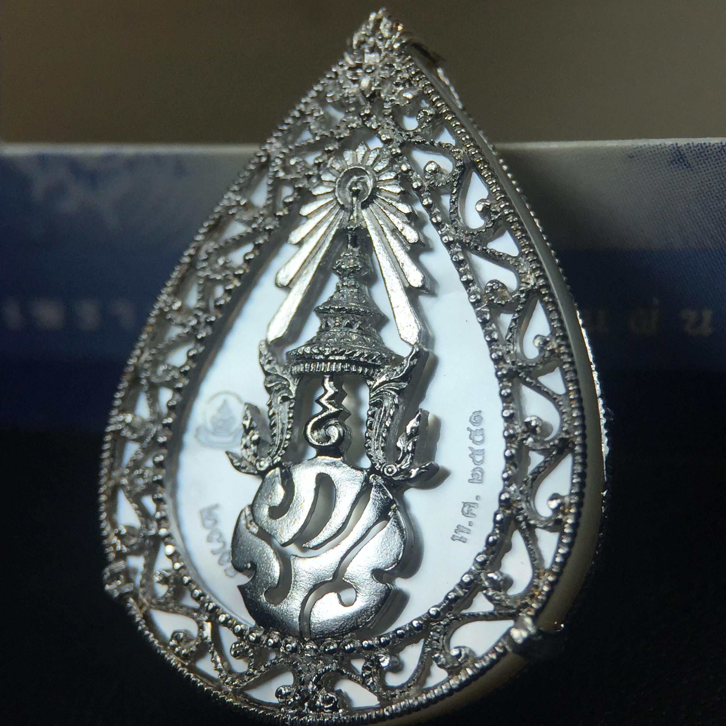 เหรียญพระพุทธชินราช ภปร. โครงการ เพราะแผ่นดินนี้คือแผ่นดินเกิด ปี 2551 รูปหยดน้ำ เนื้อเงินชุบทองคำขาว(ล้อมด้วยกรอบเงินชุบทองคำขาวสลักเสลาเป็นลวดลายละเอียดอ่อน ส่วนพื้นองค์พระเป็นเปลือกหอยมุขสวยงดงาม )(ขนาด 21 x 29 มม.) (สวยงามหายาก)1ใน5000องค์