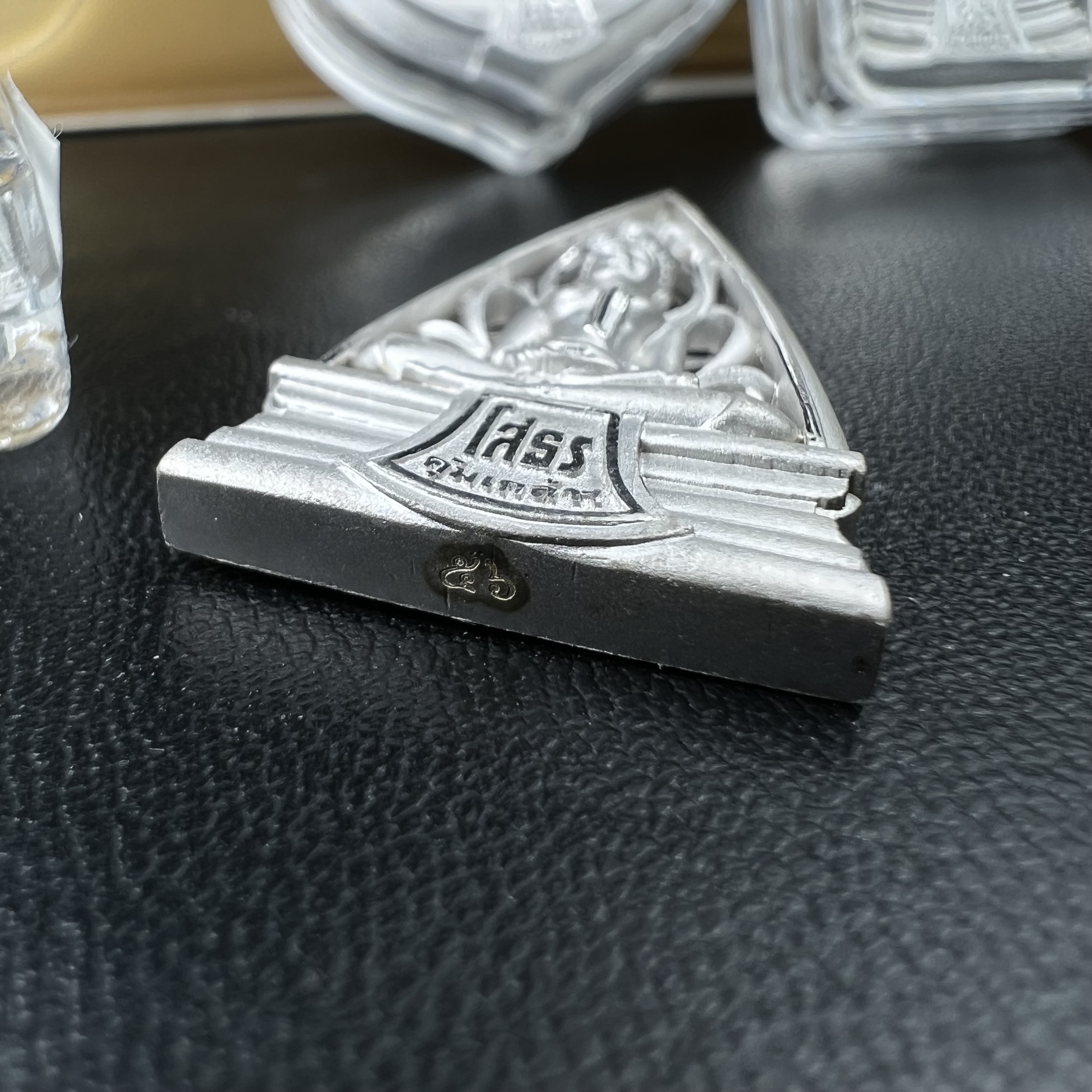 พระพุทธโสธร คุ้มเกล้าฯ ภปร.(ใต้ร่มพระบารมี คุ้มเกล้า) 60ปี รพ.ภูมิพลฯ พ.ศ.2552 เหรียญเนื้อเงิน ชุบทองคำขาว(พิมพ์ รูปอาร์ม+รูปใบมะขาม+รูปห้าเหลี่ยม+รูปสามเหลี่ยม)(1ชุด 4 พิมพ์ ครบทุกแบบที่จัดสร้าง)1 ใน 3000 เหรียญ ครบชุดหายาก