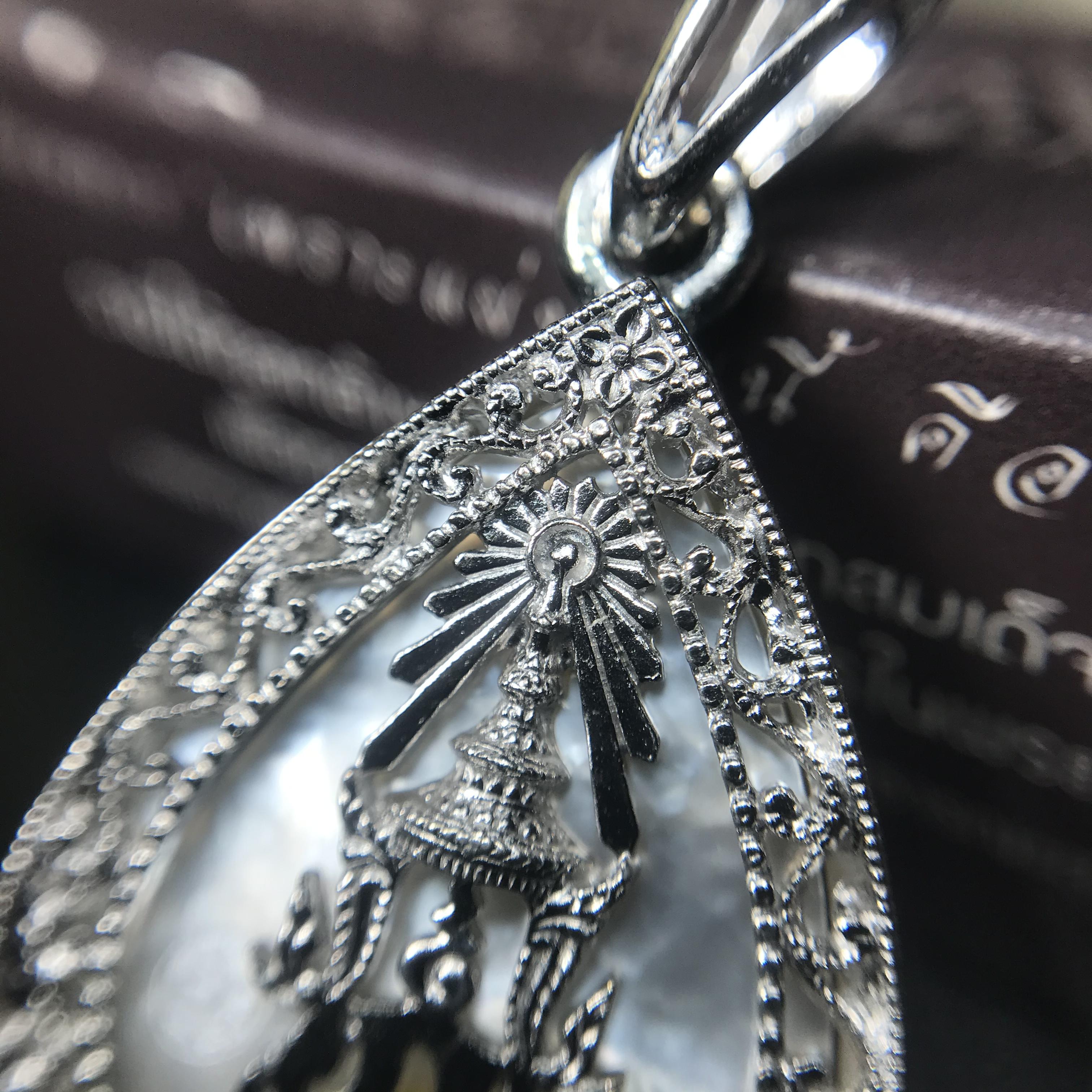 พระพุทธชินราช ภปร. โครงการ "เพราะแผ่นดินนี้ คือ แผ่นดินเกิด" ปี2548(รุ่นแรก) เหรียญทรงหยดน้ำ ขนาด 21 x 31 มม. เนื้อเงินสามกษัตริย์