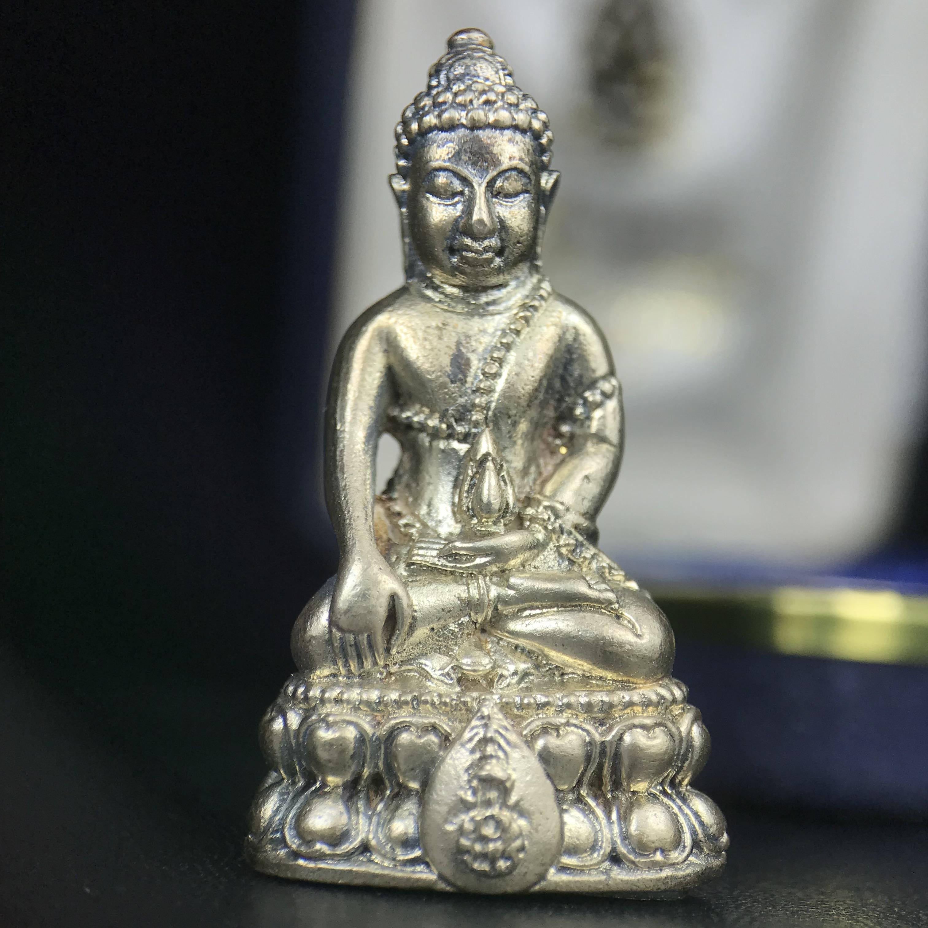 พระกริ่งนวปทุม ภปร. วัดปทุมวนาราม ปี 2535 เนื้อเงิน(ผิวเดิม ผิวน้ำทองทั่วองค์ สวย งดงาม) ขนาดสูง 3.7 ซม. พร้อมกล่องพิเศษบรรจุเดิมครบสมบูรณ์ (ในหลวงรัชกาลที่9เสด็จเททอง)(1ใน3000องค์)นิยมหายาก