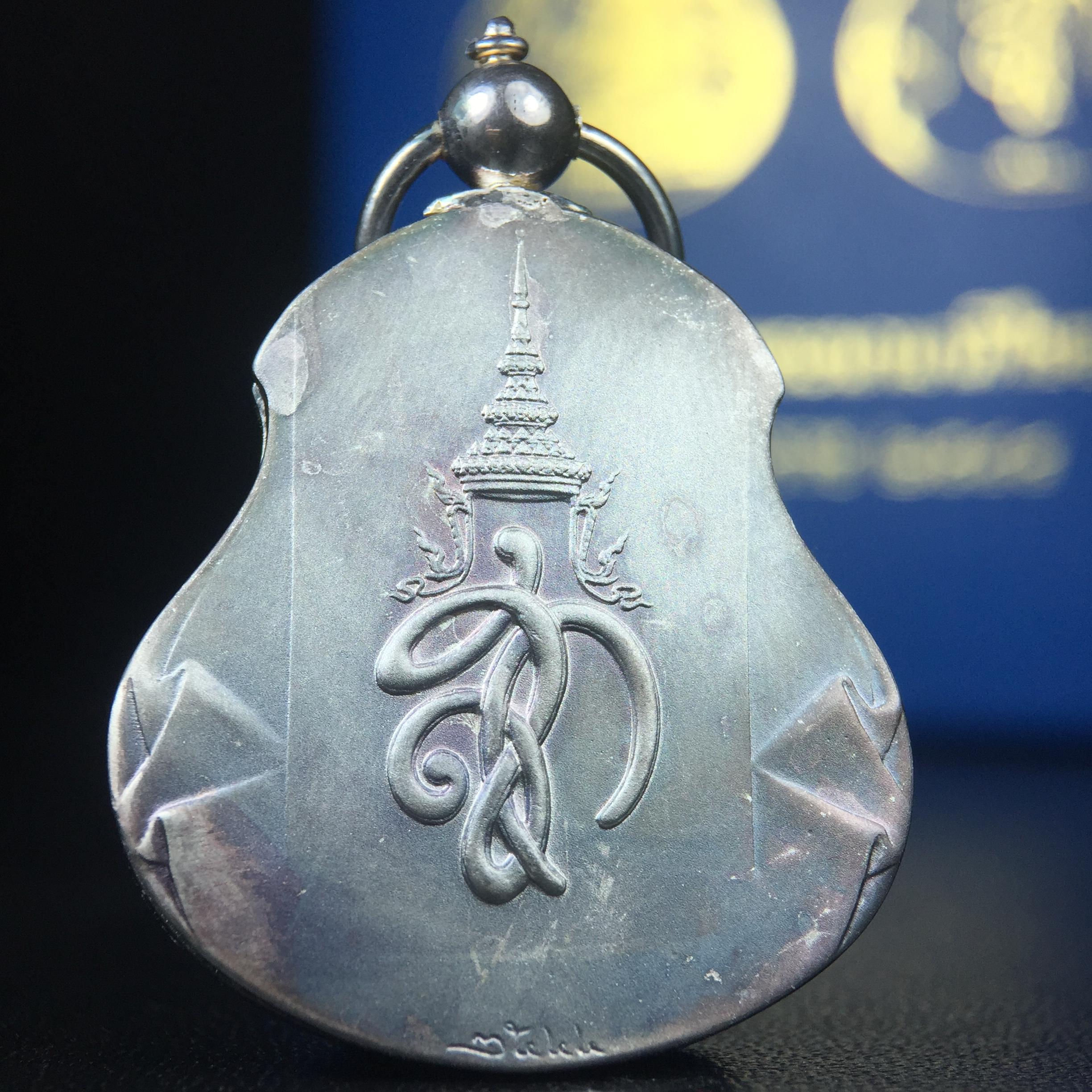 เหรียญหลวงปู่ทวด พระนามาภิไธย สก. แบบงานฉลุโบราณ(HAND MADE) ปี 2544 เนื้อเงิน(ผิวเดิมขึ้นสีรุ้งธรรมชาติสวยมาก) พิธีปลุกเสก ณ อุโบสถวัดช้างให้ และ พิธีมังคลาภิเษก ณ พระอุโบสถ วัดพระศรีรัตนศาสดาราม(วัดพระแก้ว) (1 ใน 2000 เหรียญ)พบเจอน้อยหายากมาก