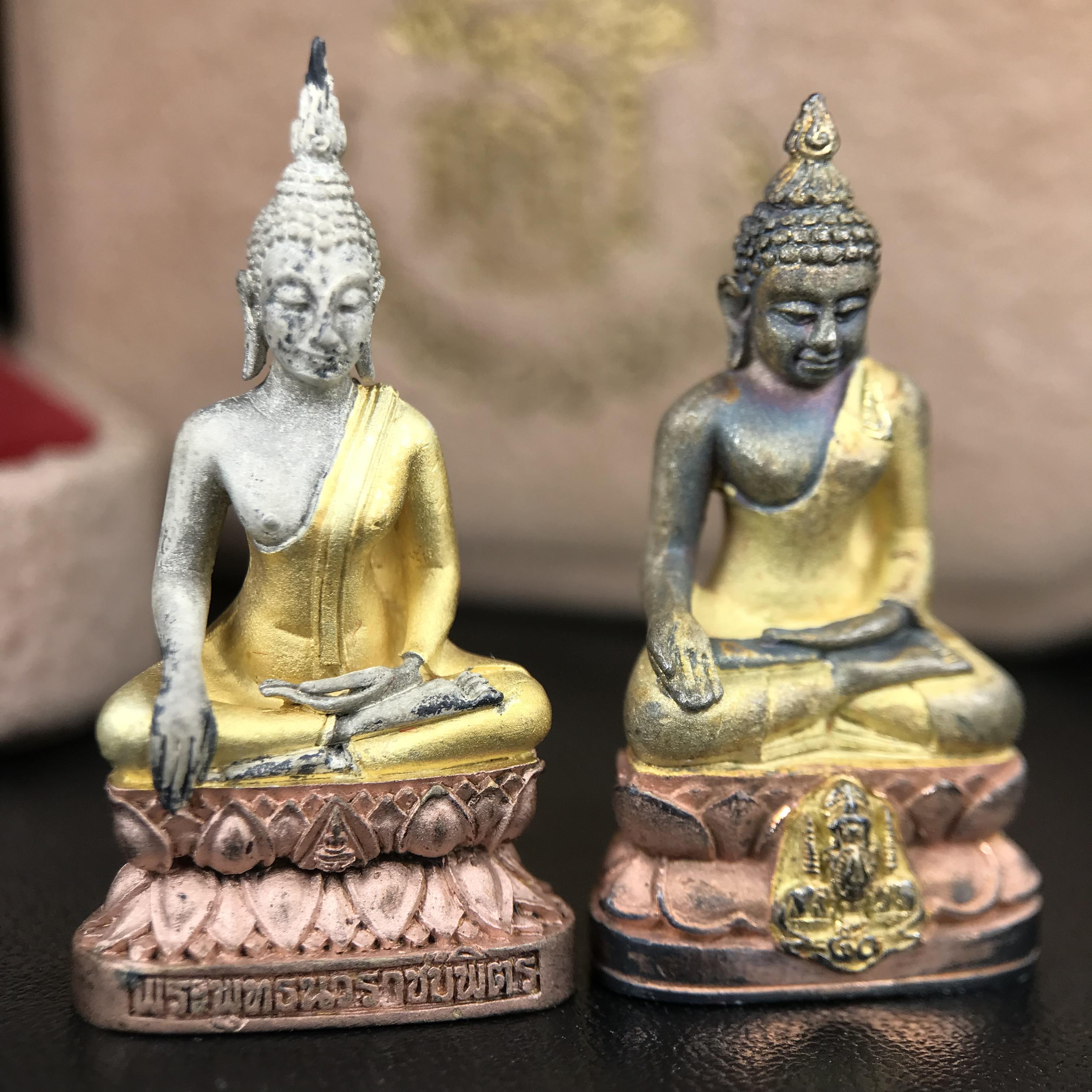 พระกริ่งพระพุทธนวราชบพิตร+พระกริ่งไพรีพินาศ ตรากาญจนาภิเษกครองสิริราชสมบัติครบ 50 ปี รัชกาลที่9 ปี2540 เนื้อเงินสามกษัตริย์(ผิวเดิมสวย ครบ สมบูรณ์)พร้อมกล่องบรรจุเดิมครบ ***ครบชุดพระราชทานทั้งสององค์ นานทีจะมีมาคู่กันครับ(หายาก)***