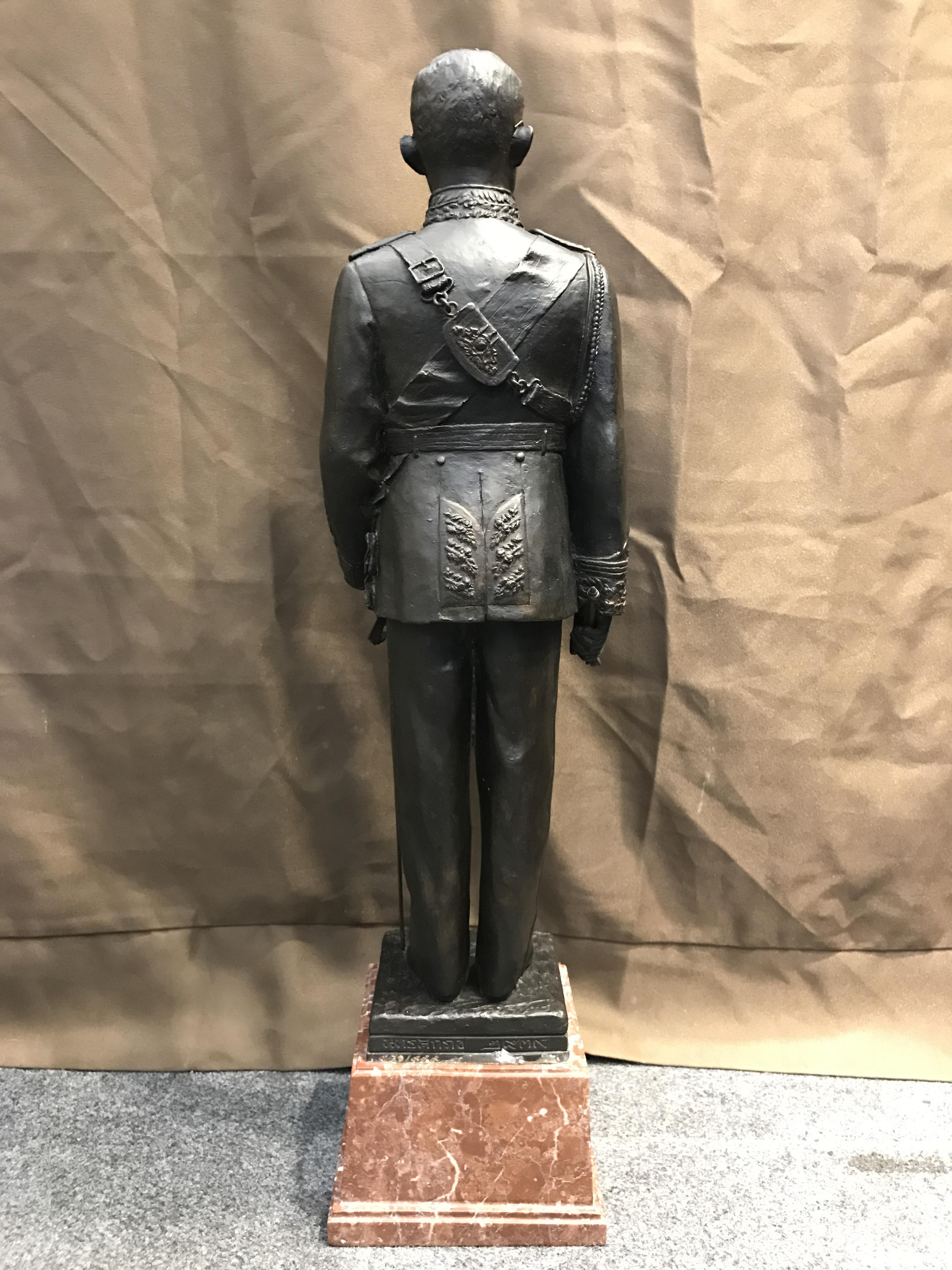 พระบรมรูปพระบาทสมเด็จพระเจ้าอยู่หัวรัชกาลที่9 เนื่องในวโรกาสที่ท่านเสด็จเถลิงถวัลย์ราชนสมบัติเป็นปีที่ 50 พุทธศักราช 2539 ( ปีกาญจนาภิเษก ) เนื้อสำริดนอก องค์ยืนบนฐานหินอ่อนพร้อมตราฉลองครองราชย์ ครบ50 ปี