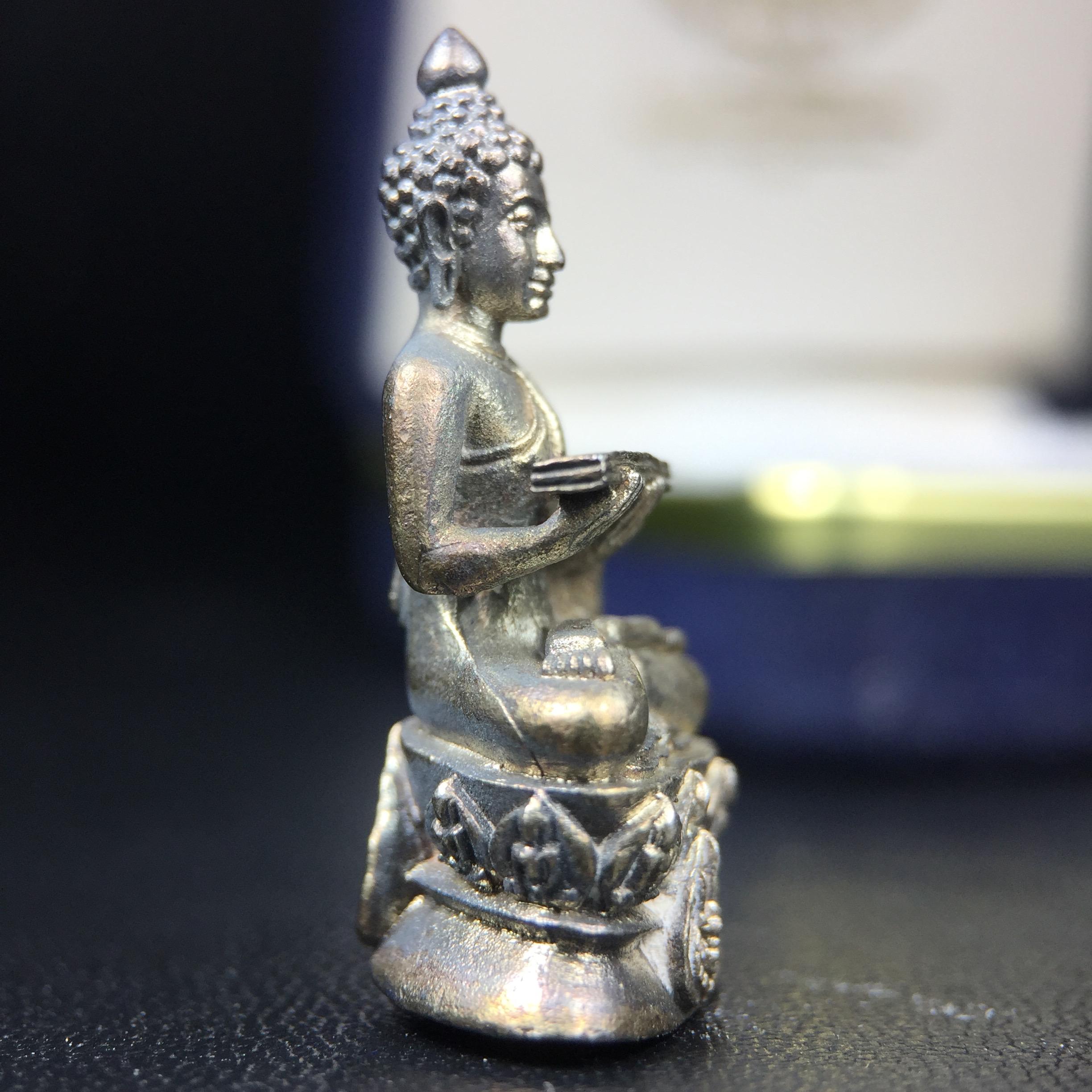 พระกริ่งปรมานุชิตชิโนรส วัดพระเชตุพนวิมลมังคลาราม(วัดโพธิ์) ปี2533 เนื้อเงิน ( ในหลวงรัชกาลที่9เสด็จเททอง)พิธีใหญ่ งดงามด้วยพุทธศิลป์เปี่ยมด้วยพุทธคุณ อีกหนึ่งรุ่นที่แนะนำสะสมบูชา