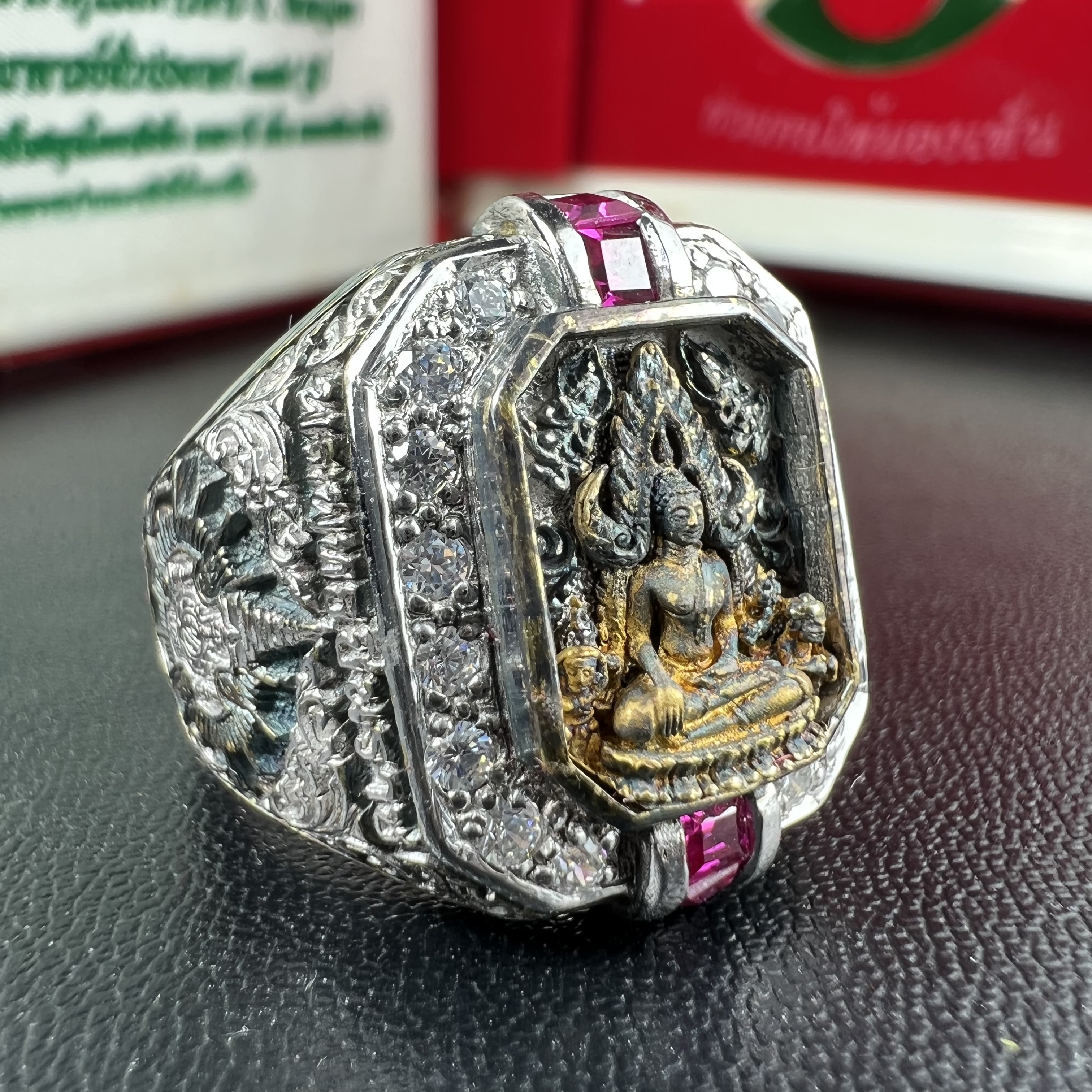 แหวนพระพุทธชินราช ภปร. ในวโรกาสเฉลิมพระชนมายุ6รอบ 5ธันวาคม2542 มูลนิธิพิทักษ์ดวงตาประชาชน จัดสร้าง แหวนเนื้อเงินเคลือบทองคำบริสุทธิ์ประดับเพชร CZ เกรดนอก ตอกโค๊ตและหมายเลข 504(ผลรวมได้ 9 เลขมหามงคลเจริญก้าวหน้าในทุกด้าน) พร้อมกล่องบรรจุเดิมครบ(หายาก)